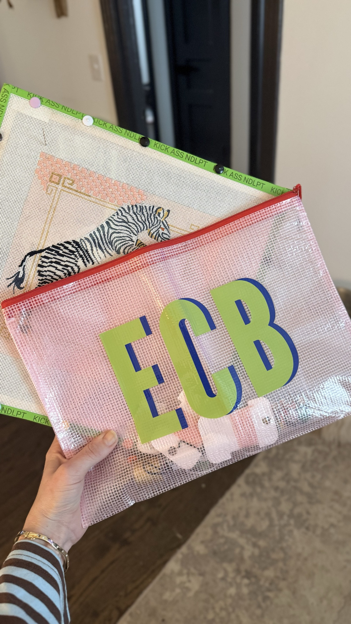 Love this custom needlepoint Amazon bag under $10 