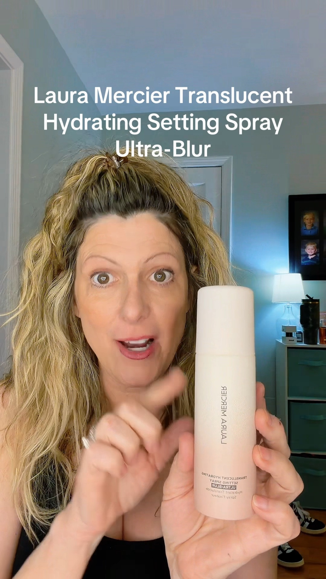 Laura Mercier Translucent Pure Setting Spray 16HR Full Size 100mL 3.4 Oz is a setting spray that can keep makeup in place for up to 16 hours. It has a clear, hydrating formula that can nourish the skin. It is lightweight, long-lasting, and oil-free. It is also hydrating and can help with aging. 