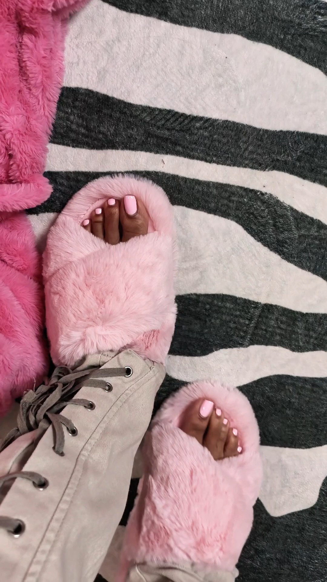 The Comfrt Dreamer Crossover Slippers in Pale Rose are basically clouds for your feet. ☁️🎀 The plush faux-fur design with those cute crisscross straps makes them perfect for slow mornings, work-from-home days, or getting cozy after a long day.

And of course I picked Pale Rose because apparently even my house shoes have to match the pink aesthetic. 😂💕 These would also make such a cute cozy gift.

#Comfrt #ComfrtSlippers #PinkSlippers #CozyEssentials #Loungewear