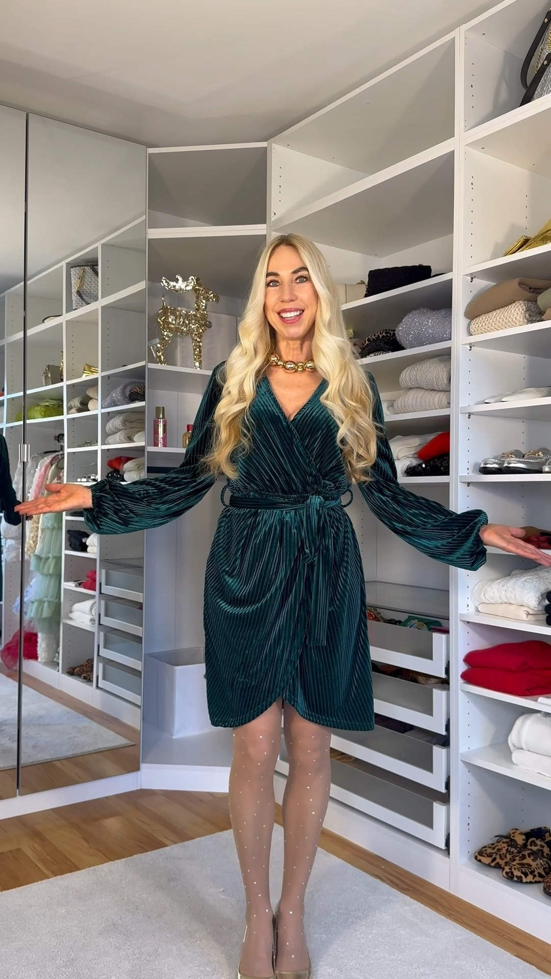 Festtagslook in Größe S. Dieses grüne Samtkleid ist ein absoluter Eyecatcher für Weihnachten und Silvester. Der sanfte Samt schimmert im Licht und fühlt sich angenehm weich auf der Haut an. Es sitzt perfekt und formt eine elegante Silhouette, ohne einzuengen.

Grün ist eine klassische Festtagsfarbe und wirkt luxuriös, edel und winterlich. Mit goldenen Accessoires, Pumps oder einer Clutch entsteht ein stilvolles Abendoutfit für festliche Anlässe.

Festtagslook in Größe S. Dieses grüne Samtkleid ist ein absoluter Eyecatcher für Weihnachten und Silvester. Der sanfte Samt schimmert im Licht und fühlt sich angenehm weich auf der Haut an. Es sitzt perfekt und formt eine elegante Silhouette, ohne einzuengen.

Grün ist eine klassische Festtagsfarbe und wirkt luxuriös, edel und winterlich. Mit goldenen Accessoires, Pumps oder einer Clutch entsteht ein stilvolles Abendoutfit für festliche Anlässe.


#LTKeurope #LTKfestive #LTKdeutschland