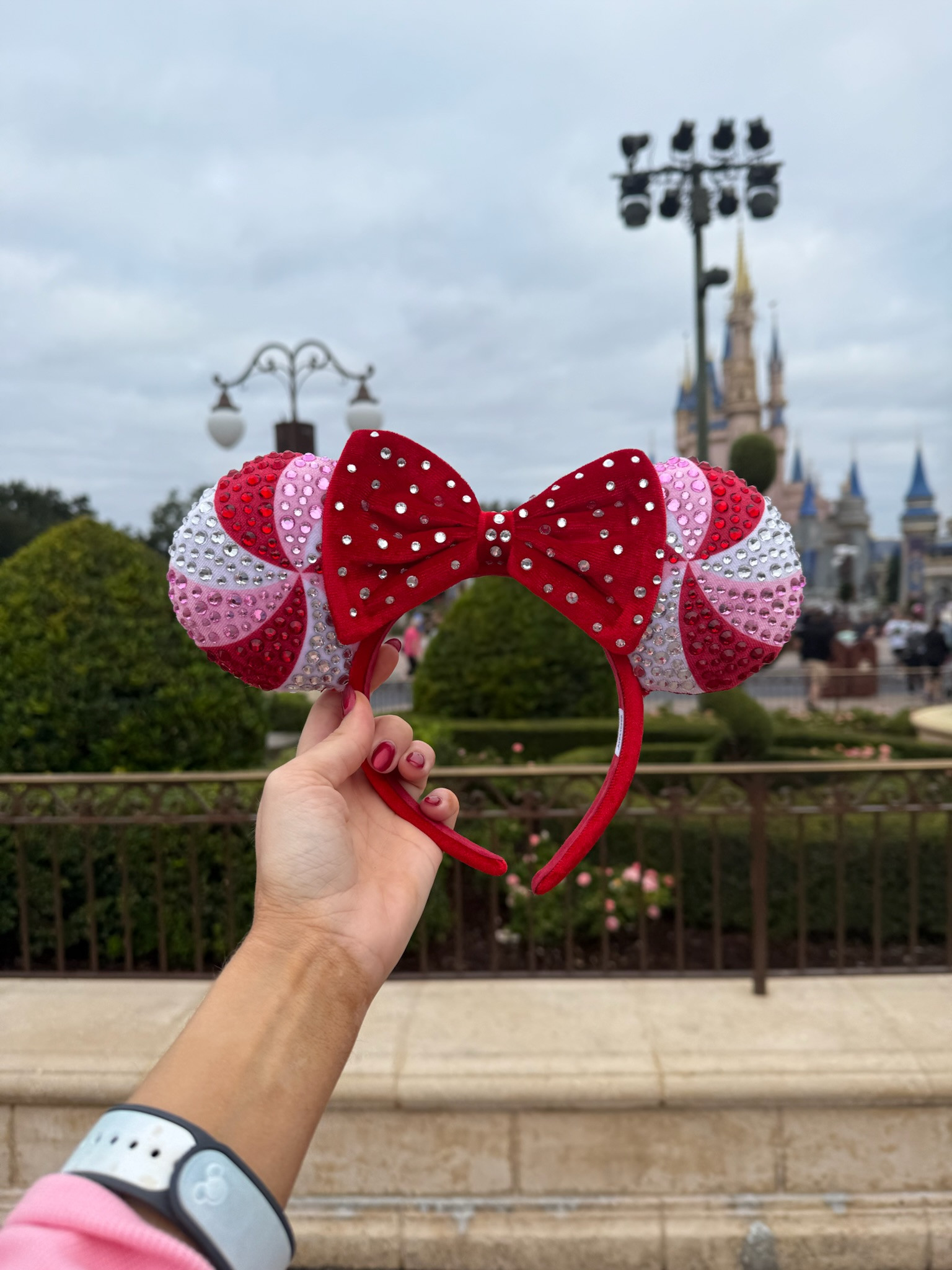 Obsessed with these peppermint disney ears & they are 20% off now!!!

christmas ears, christmas disney ears, christmas merch, disney christmas, disney holiday ears, holiday mickey ears, disney ear inspo, baublebar, disney, Mallory Lee Richardson 

 

#LTKHoliday #LTKSaleAlert #LTKFindsUnder50