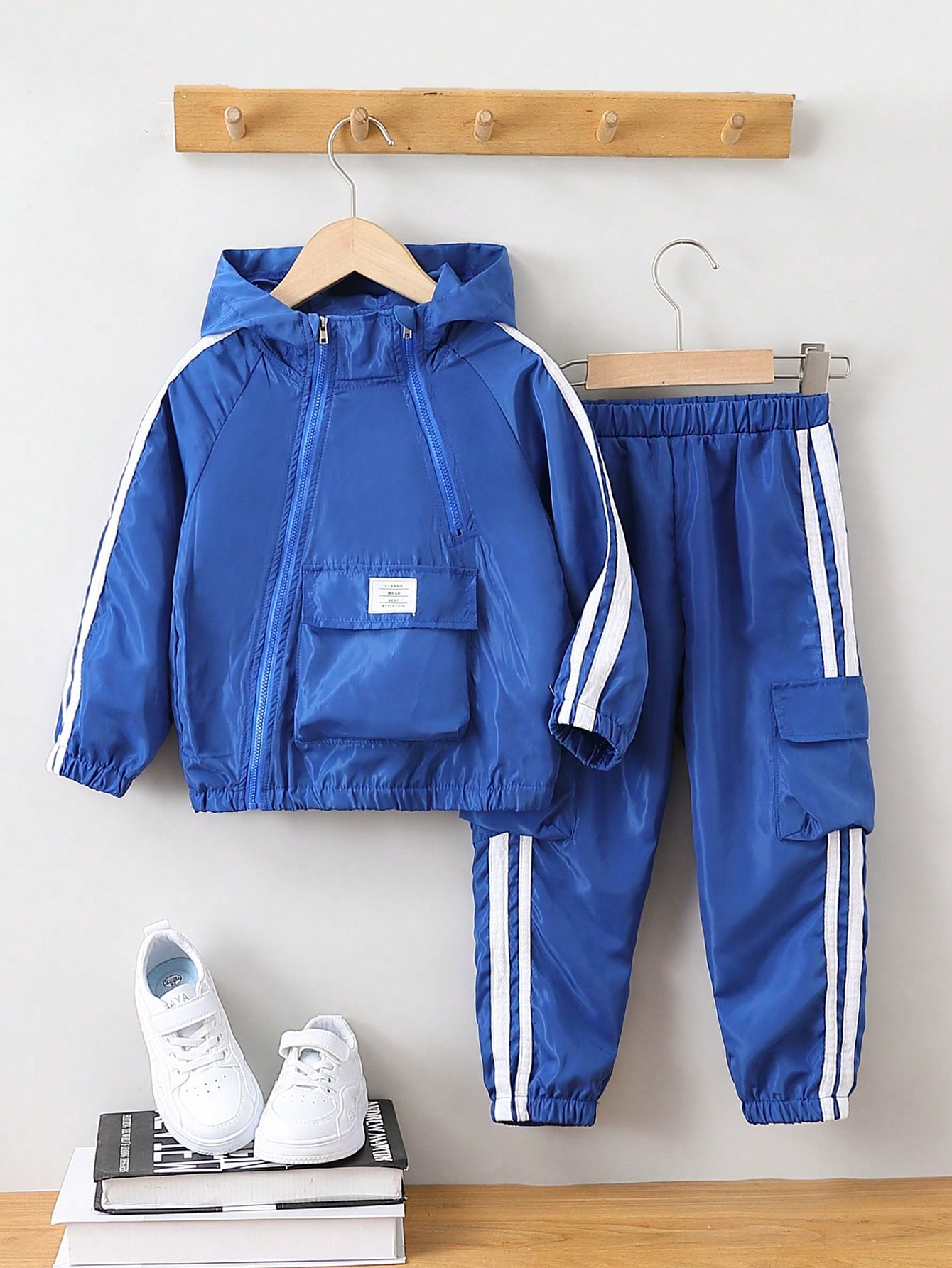 Young Boy Letter Patched Detail Contrast Tape Side Flap Pocket Raglan Sleeve Hooded Jacket & Pant... | SHEIN