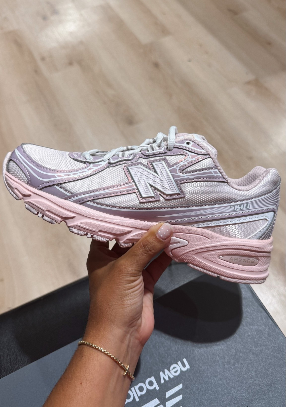 V’s pick for back to school shoes 👟✨🤍 also come in different colors! 

#backtoschoolshoes #sneakers #newbalance #girlsshoes #kidsshoes #schoolshoes #kidssneakers #girlssneakers

#LTKmomlife #LTKKids #LTKSeasonal