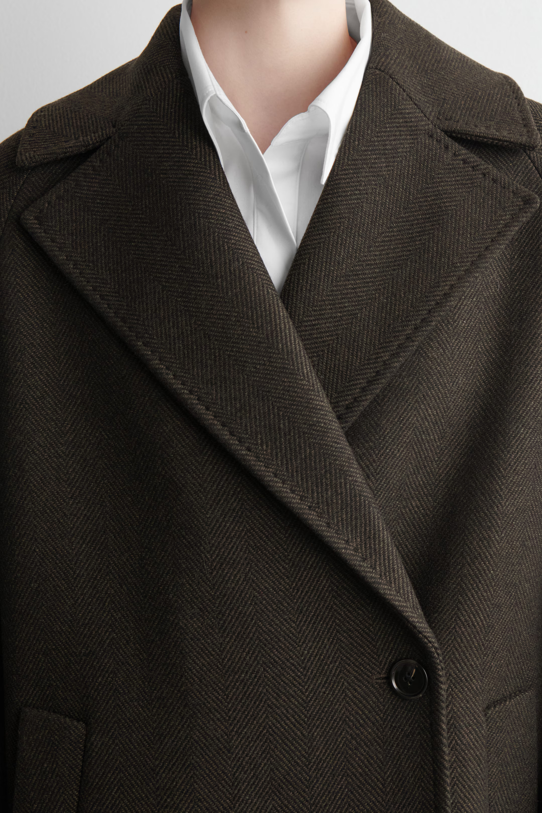 DOPPELREIHIGER LANGER OVERSIZED-MANTEL AUS WOLLE - DUNKELGRÜN | COS DE | COS (EU)