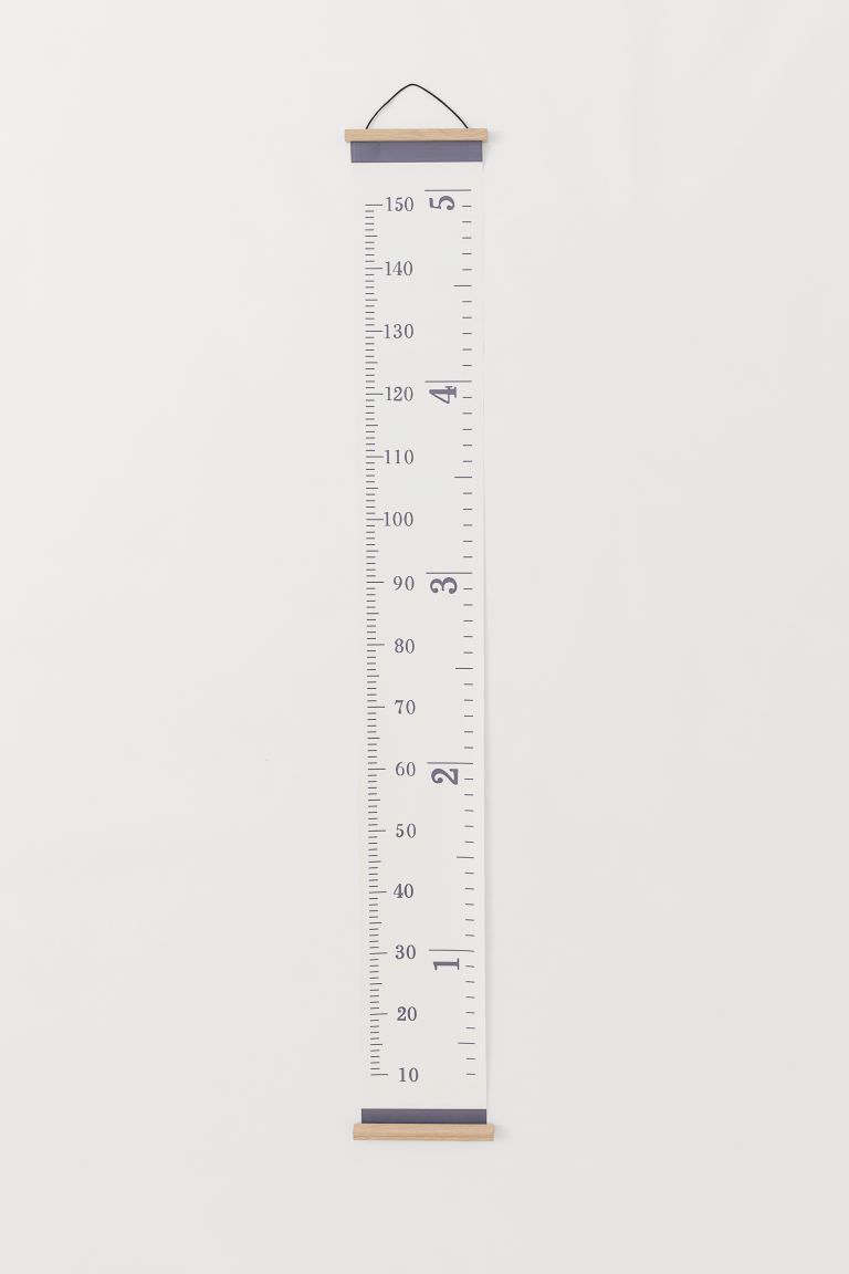 Paper wall decoration with a printed height chart in centimeters and feet. Wooden frame at top wi... | H&M (US + CA)