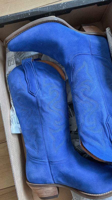STATEMENT cowgirl boots are a MUST HAVE for Nashville and I cannot wait 
these cobalt blue boots are everything
#nashville #boots #nashbash #nash #country #countryconcert #blueboots #cobaltblue #statement

#LTKFind #LTKtravel #LTKshoecrush