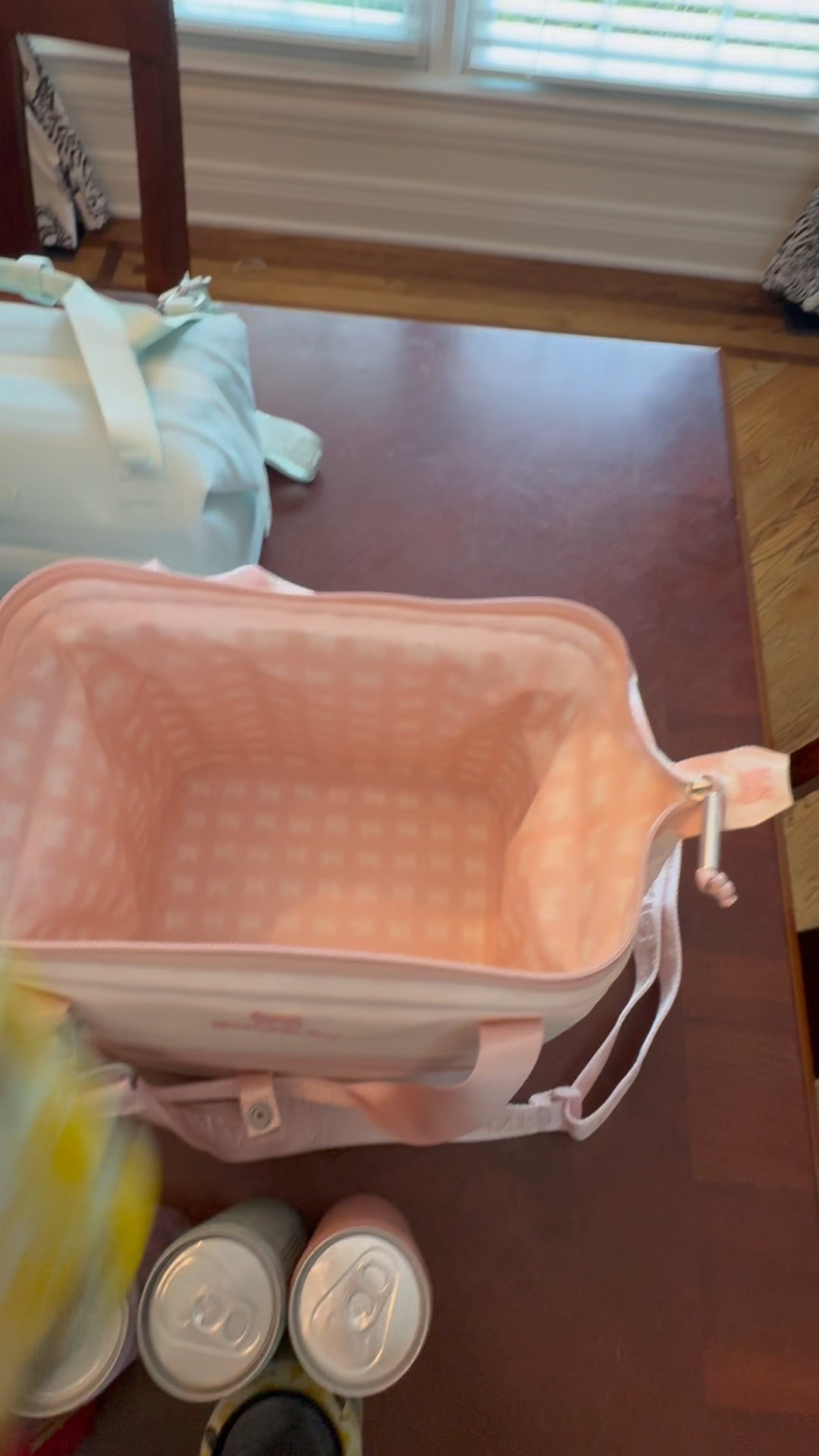 Keepin’ it cool with this adorable cooler! It packs a lot without being bulky. 🧊☀️