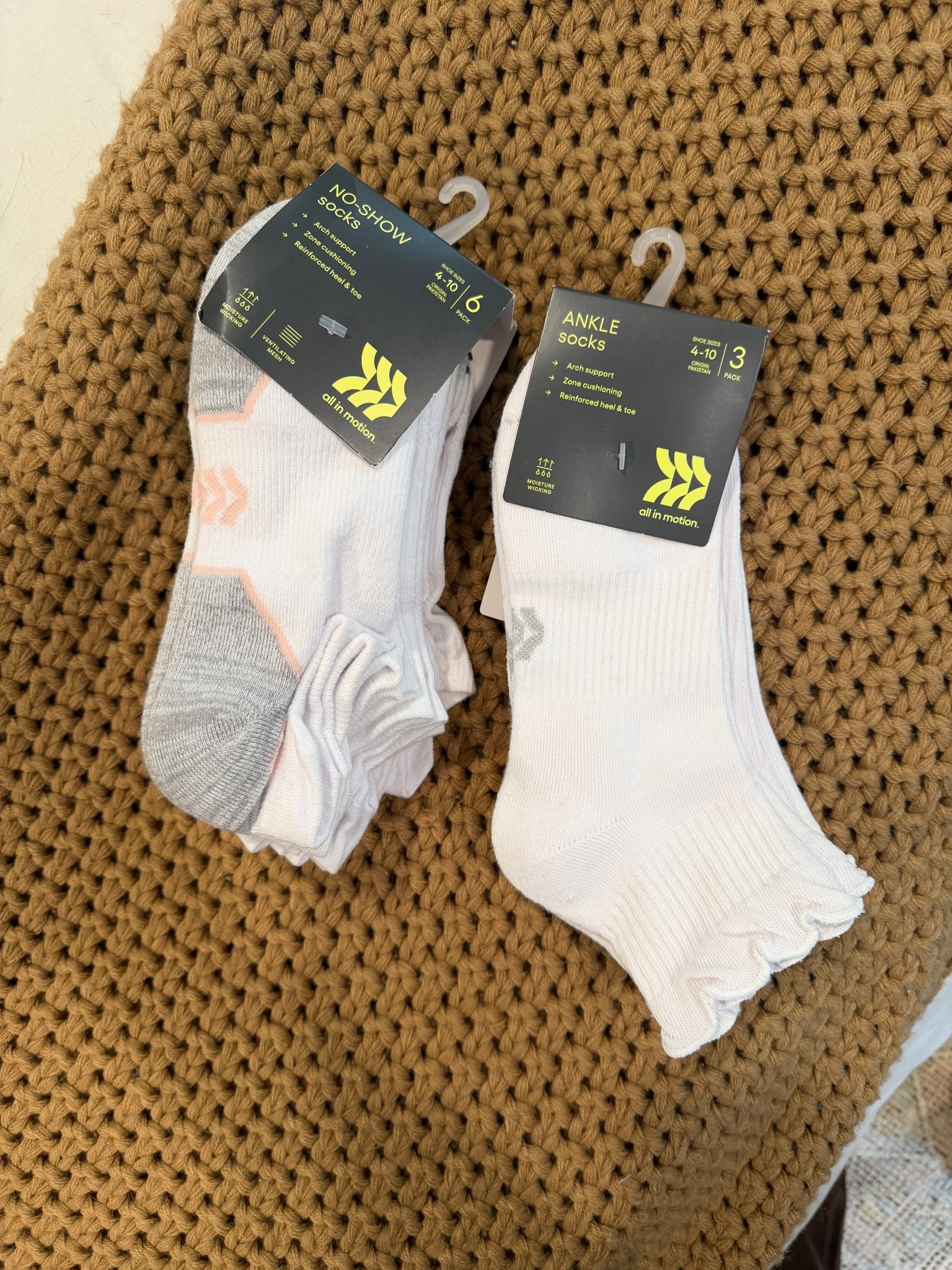 Women’s ankle socks love the ruffles! Perfect stocking stuffer for her🤍

#LTKHoliday #LTKGiftGuide #LTKootd