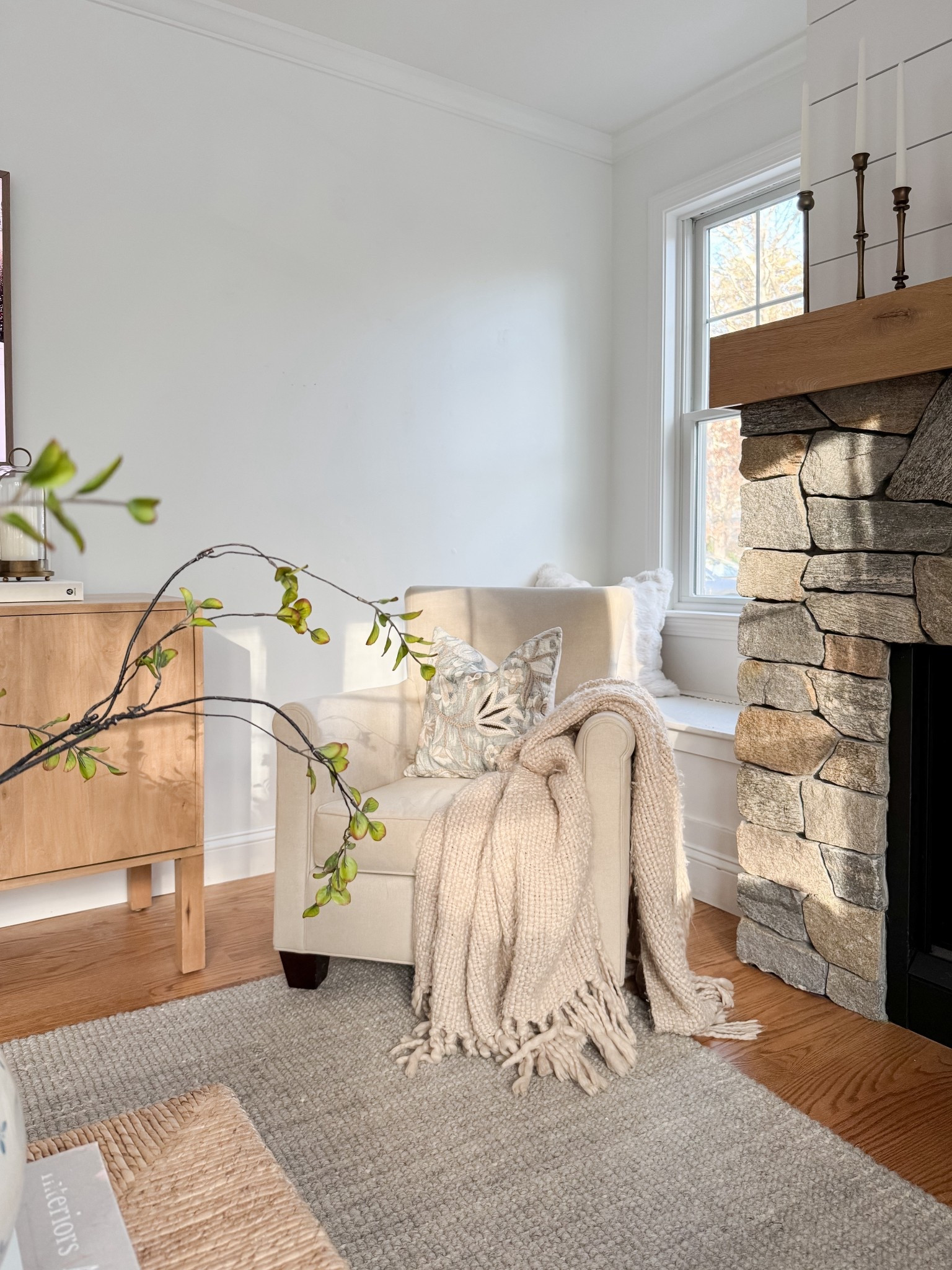 Coastal living room

Amazon home  Coastal living room  throw blanket, throw pillows, pottery barn chair,  vase, jute rug, sherri calnan home

#LTKFindsUnder50 #LTKHome