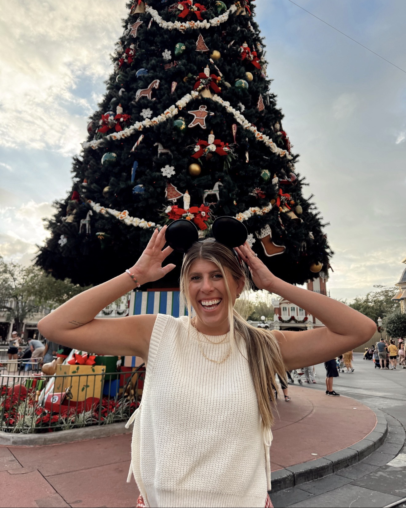 Christmas Time in Disney is the best!! Loved this look for those warm Florida days while still trying to be “holiday” 


Holiday Outfit | Christmas Outfit | Disney Christmas Outfit | Disney Outfit | December Disney Outfit

#LTKStyleTip #LTKHoliday #LTKSeasonal