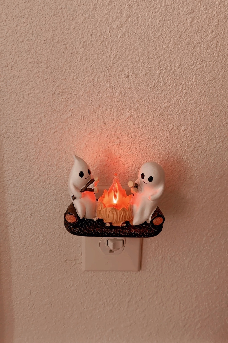 The cutest ghostie night light there ever was!! 🎃🧡