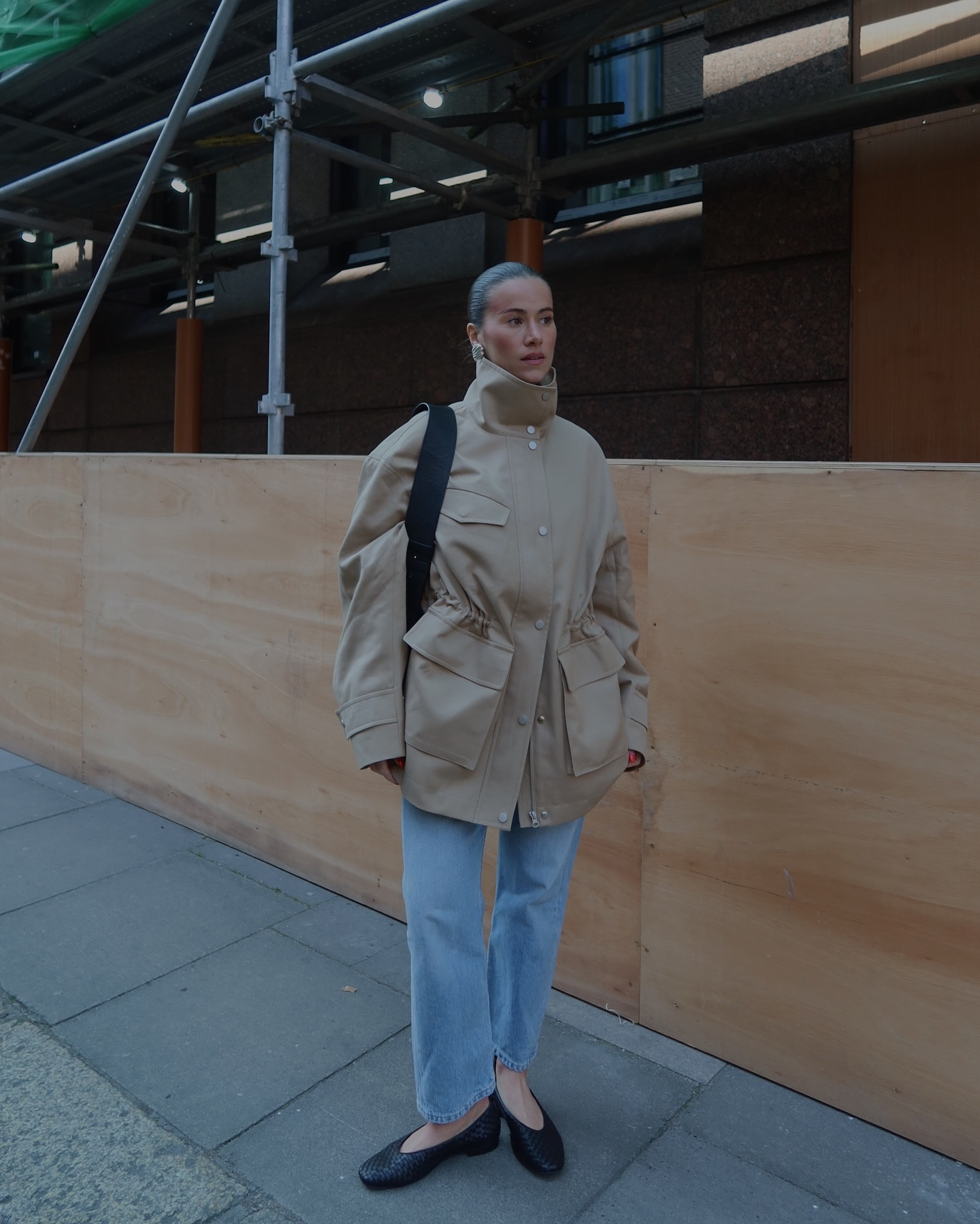 She shoots and she scores ⚡️ I’ve been on the hunt for the perfect safari-style jacket for spring and I finally struck gold 🤌🏻 #ootd #outfit #outfitinspiration #outfitoftheday #style #cargo #trenchcoat #springstyle