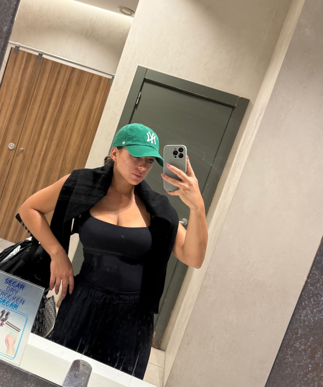 El poder está en los básicos ✨🖤 ¿Prefieres negro o colores?”


#LTKStyleTip #LTKTravel #LTKMidsize