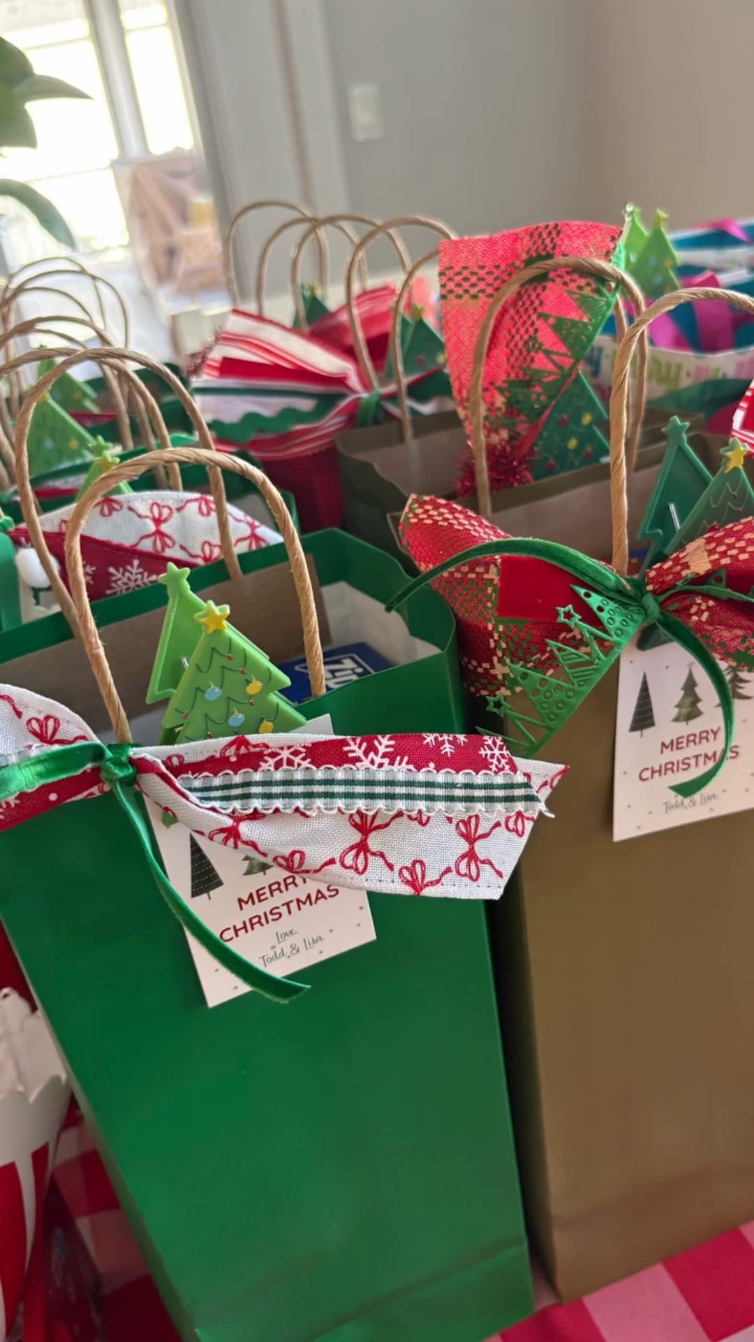 Holiday @ziploc for neighbor gifts? ⁣⁣⠀
Heck yes! 🎄✨⁣⁣⠀
They fit perfectly inside wine gift bags!⁣⁣⠀
Easy peasy, festive, and useful! ⁣⁣⠀
⁣⁣⠀
#ziploc #neighborgifts #christmasgifts #giftideas #holidaygifts #giftsforchristmas #giftygirl

#LTKHoliday #LTKGiftGuide #LTKSeasonal