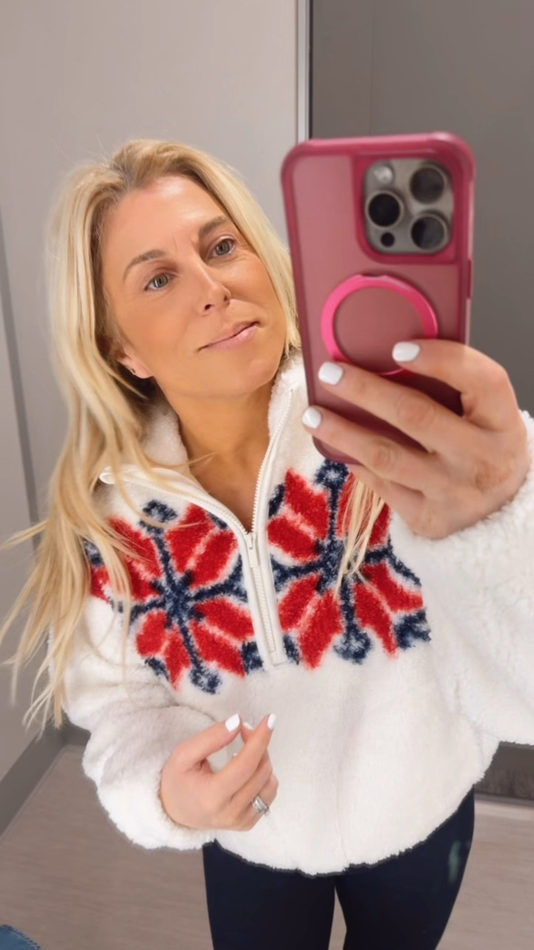 Is short for pull overs are so popular right now! I love the snowflake detail on this one. Perfect for the winter.

#LTKdayinmylife #LTKootd