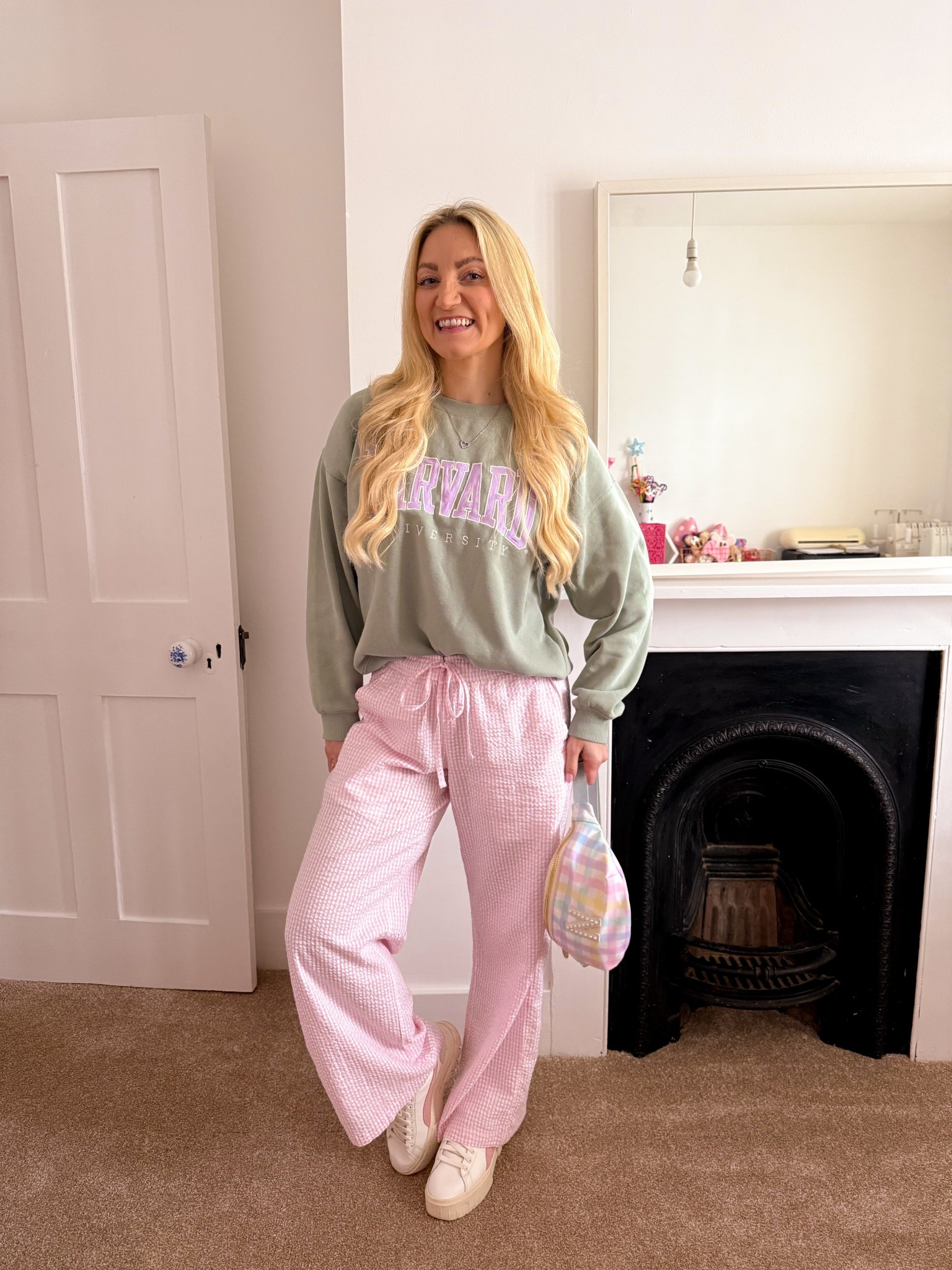 The comfiest pink seeksucker pants!
FYI I’m a size 8 and 5’4 and I’m wearing the medium short so they don’t cling to my legs and are the perfect length! 👌🏼