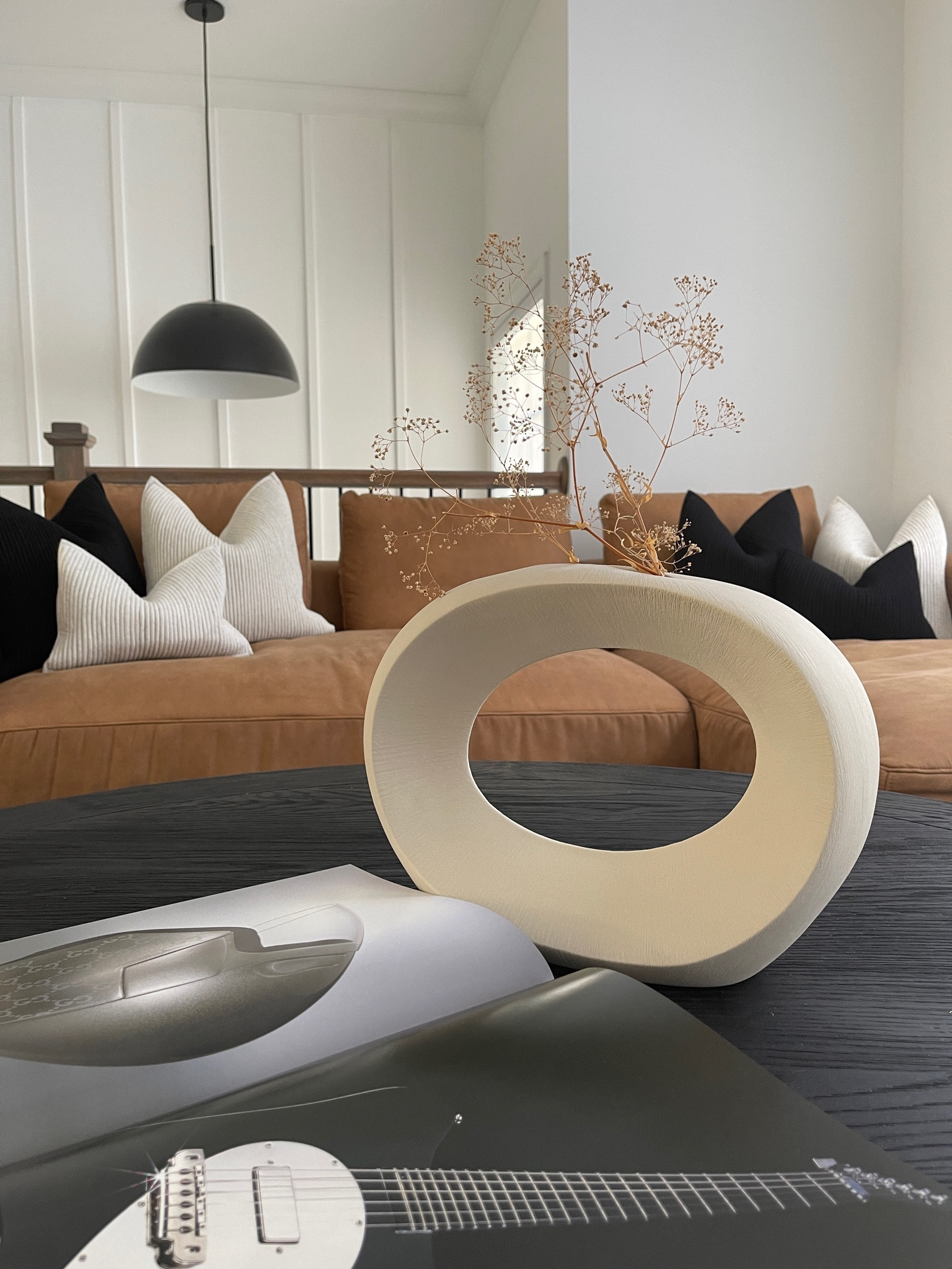 #accentpillows #blackpillow #modernhome #blackandwhite #vase #scandinavianstyle #neutralhomedecor #cratestyle #mycb2 #lumbarpillow #uniquedecor

#LTKhome