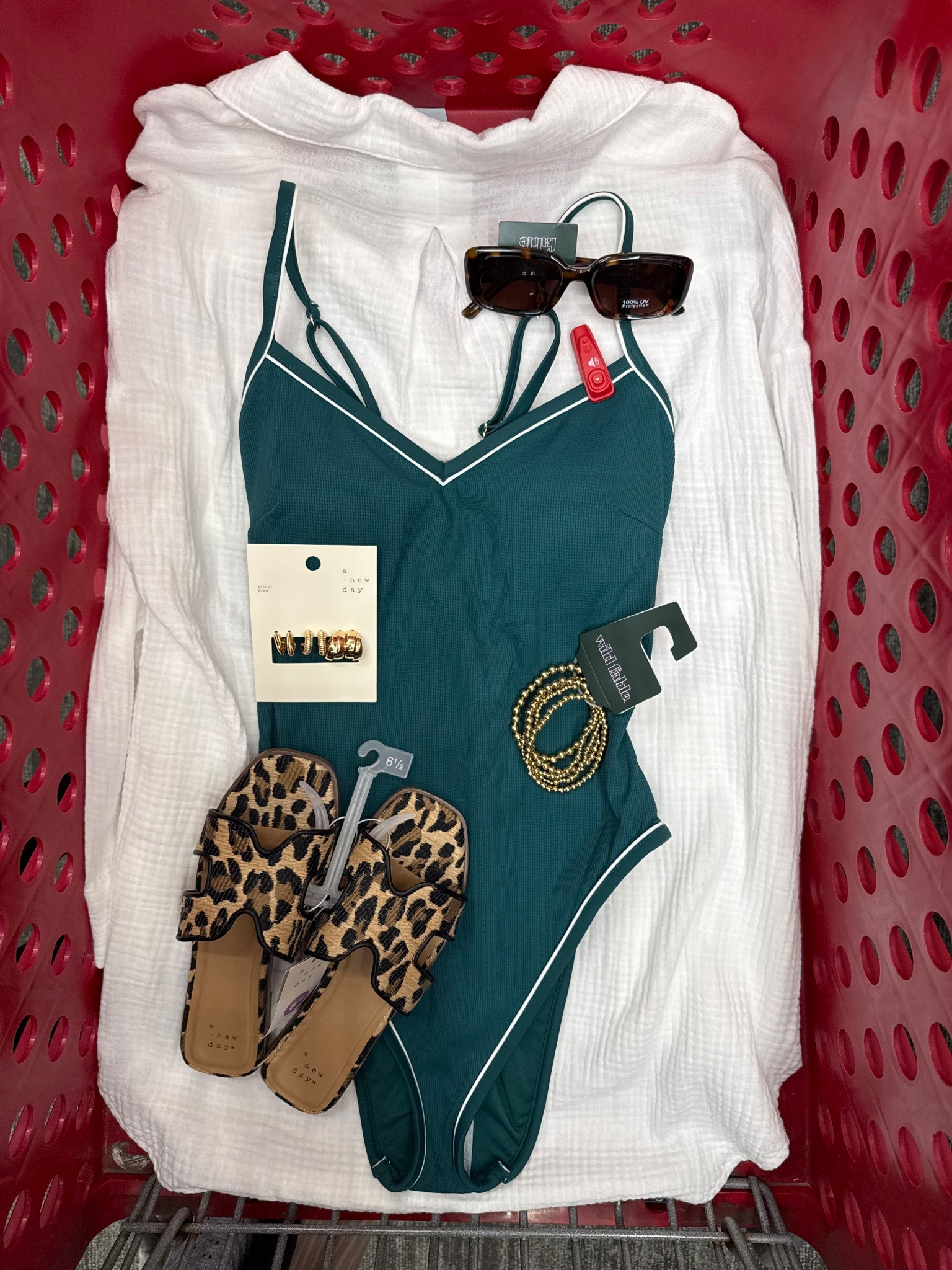 Soft sun & slow days ☀️✨
