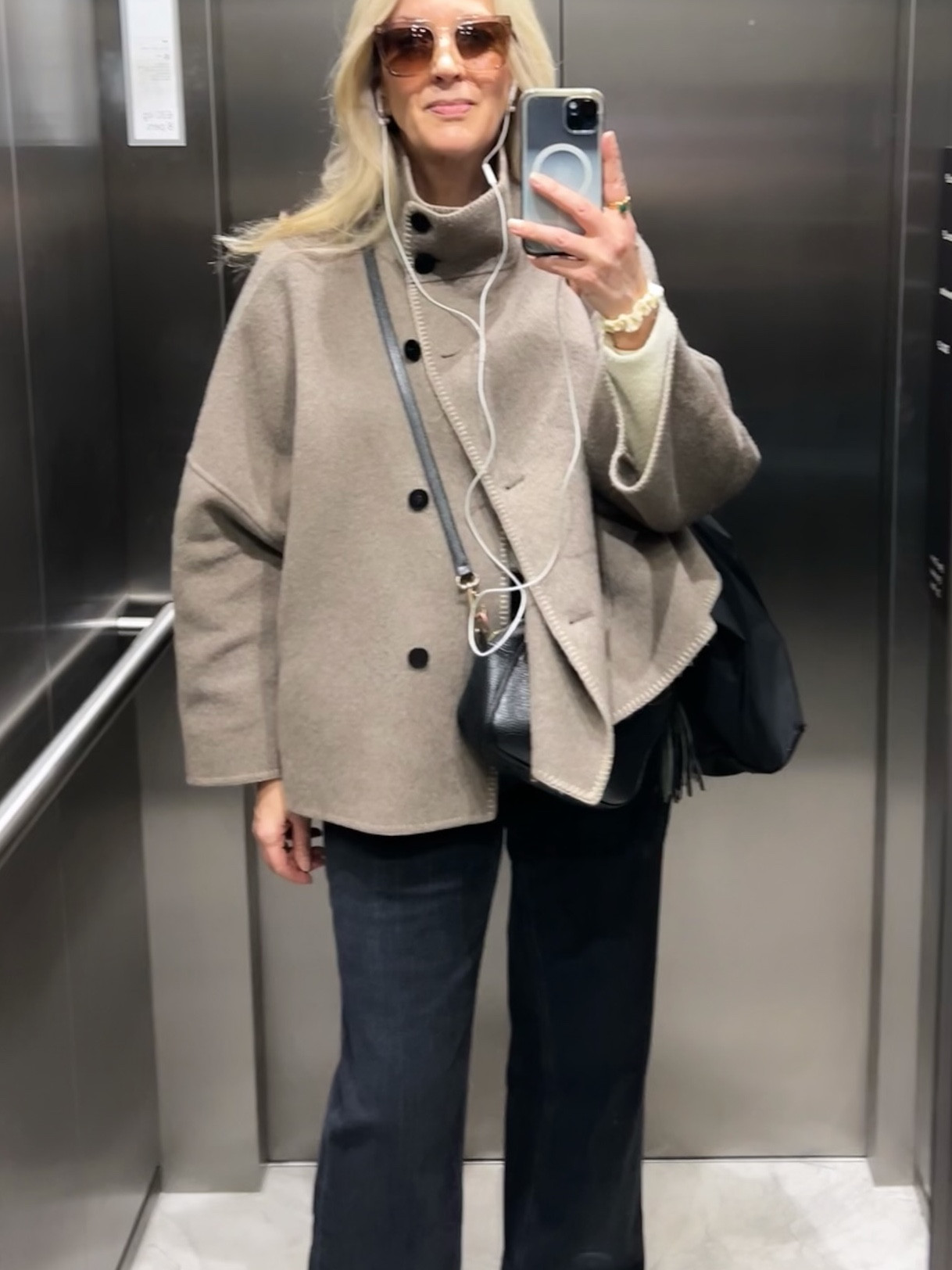 My go-to spring coat: the funnel-neck. Chic, practical and perfectly versatile 🤎

#ootd