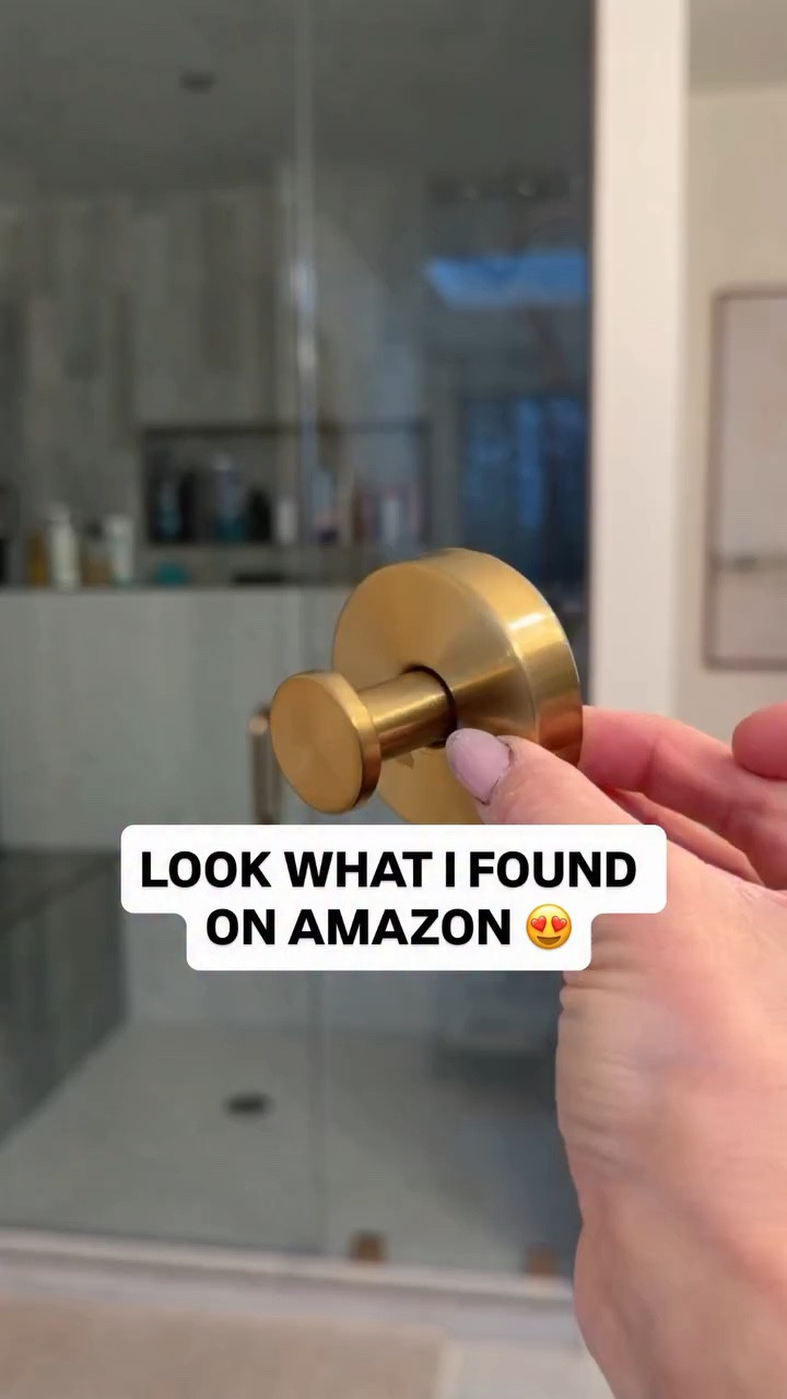 These suction hooks are super easy to install and stick to any smooth surface super well 👏🏼

#amazonfinds #diyhomeprojects 