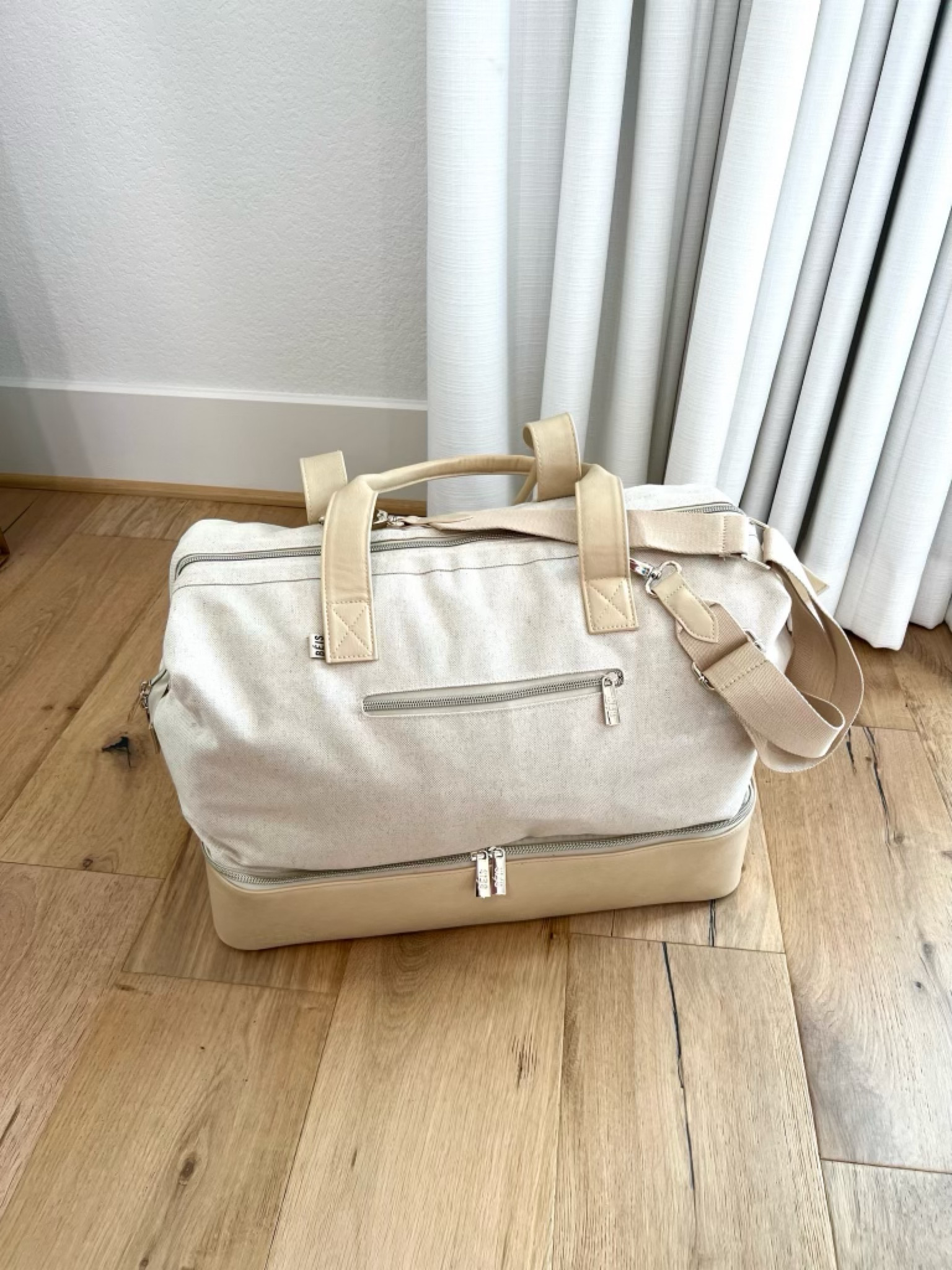the Weekender from Beis is 30% off! so great for an overnight or quick trip, perfect teen gift too

Dressupbuttercup.com #dressupbuttercup #dederaad

#LTKGiftGuide #LTKSaleAlert #LTKCyberWeek