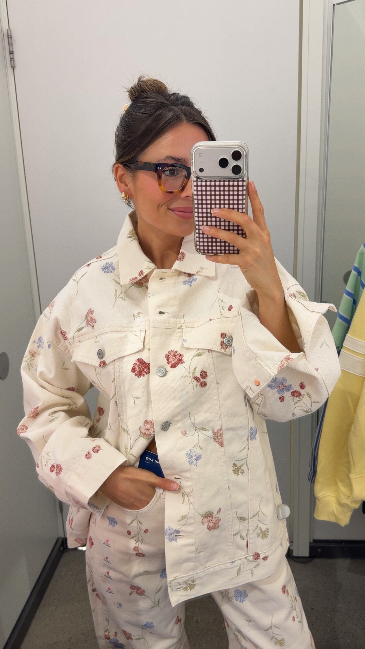 Old Navy in-store try on of the viral matching set 🤍

They didn’t have my exact size in store so I tried on the medium jacket and size 0 jeans just to see the fit and honestly… still really cute. The jacket is meant to be a little oversized and the jeans are barrel so the sizing still worked.

If they had my size in stock I probably would have grabbed it because the set together is such a fun spring outfit. You could also wear each piece separately with basics.

Trying on and linking everything here if you’re looking for the viral Old Navy set everyone’s talking about!! 

 #LTKSpringSale #LTKdayinmylife #LTKootd