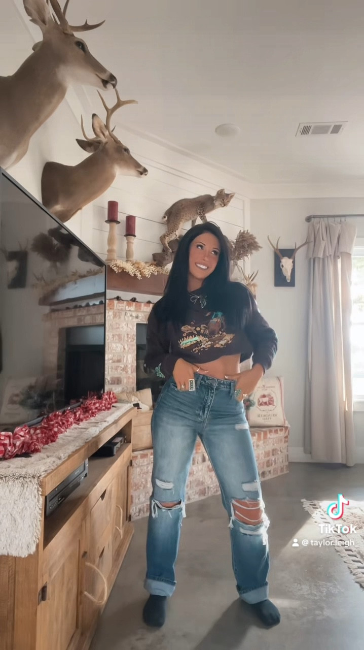 XS in Ariat sweatshirt, size 26 in Kancan jeans!
#western
#westernfashion
#fashion