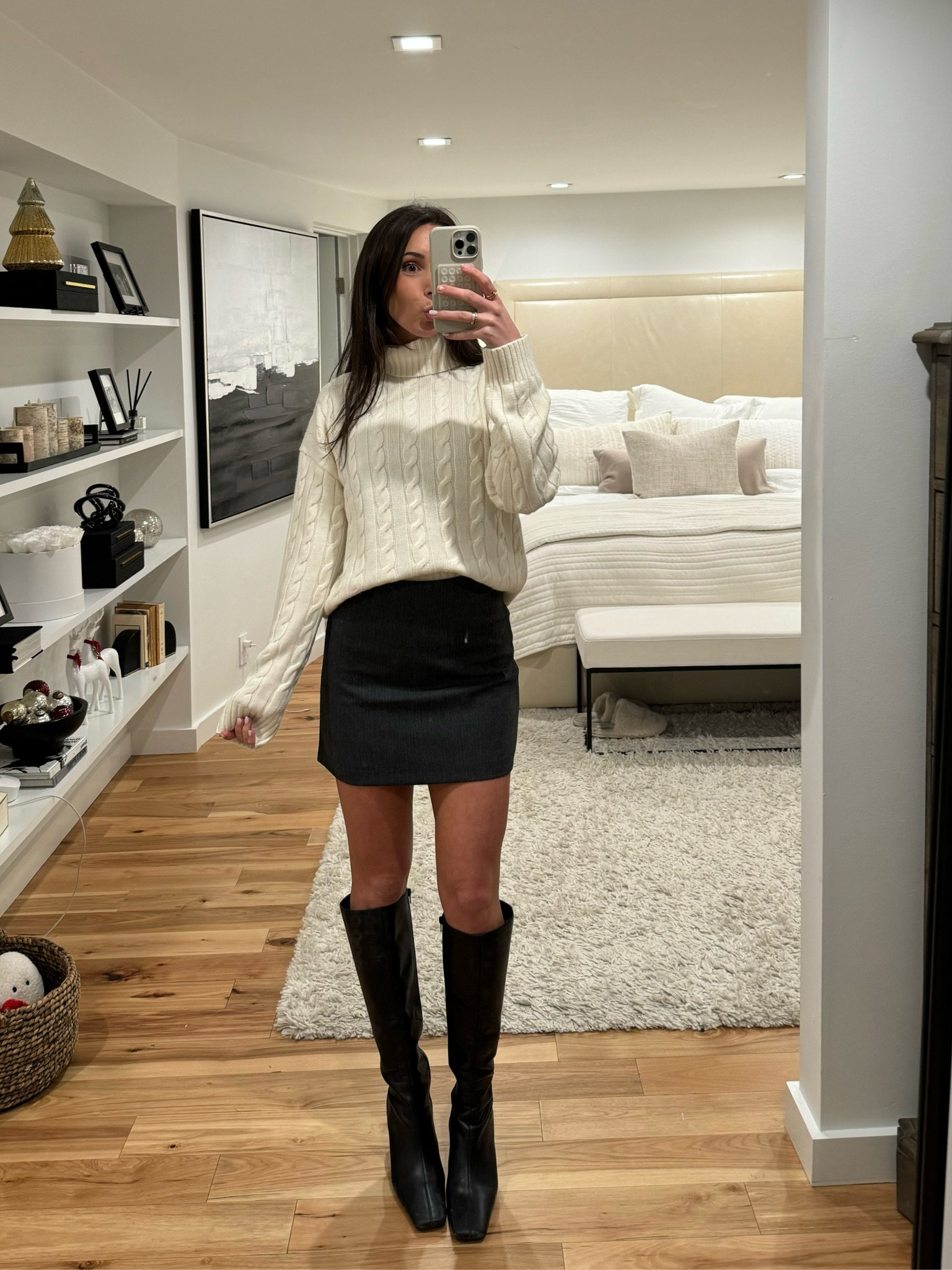 I can wear this grey skirt with anything I swear 🤗 
@aritzia #aritziapartner