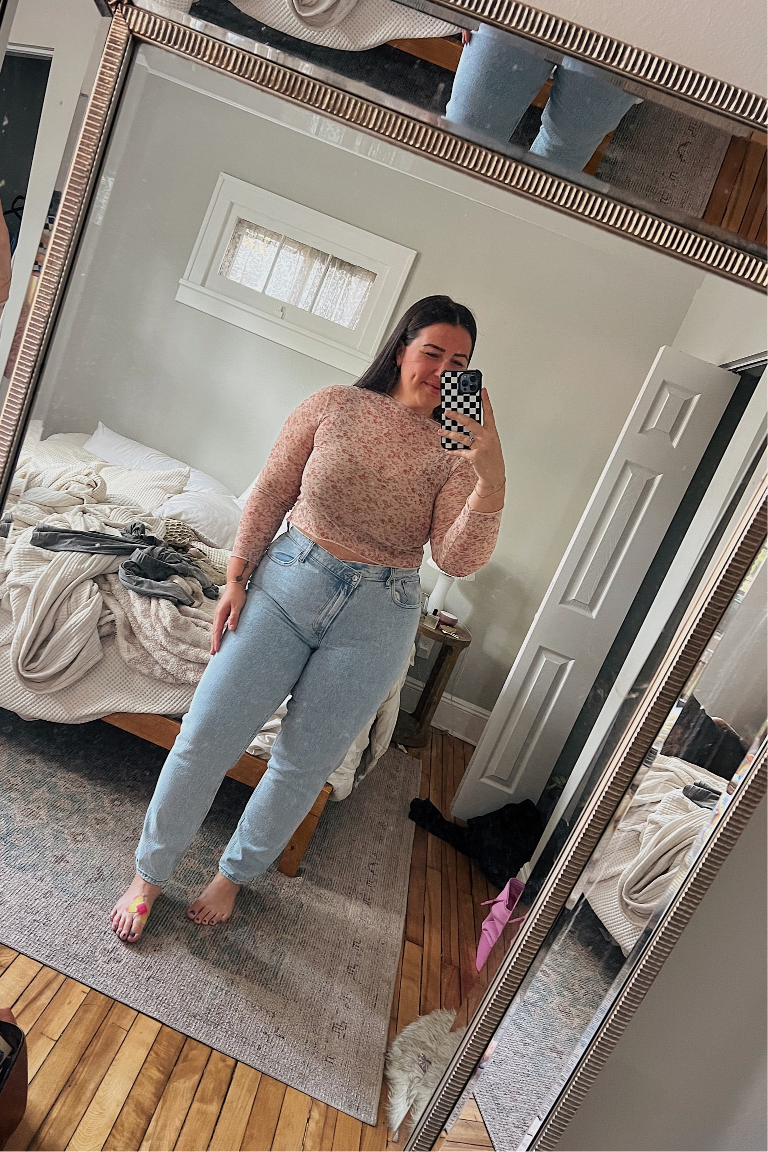 The cutest criss cross waist band denim & sheer floral top 🤍