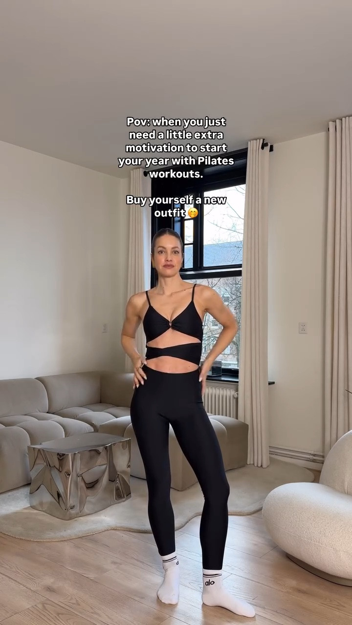 Are you ready to start your Pilates journey? Join my Live Zoom Pilates workout classes 🚀 Kick-start your 2025 workout routine with these low intensity workouts that will most def change you ✨ 

My classes are;

+ 45 min long
+ All levels (I give alternations where needed)
+ Easy to join 
+ Contemporary Pilates x Strength 

How to start?

1. DM me and I will share details (when, where, how)
2. All you need is a mat (and optional ankle and/or hand weights) and a phone/ipad/laptop and an internet connection
3. That’s it! I’ll guide you through the workout ✨🙋🏻‍♀️

Not ready to join (yet 🤭) but want to stay updated? Sign up for my newsletter (website link in bio) 

Outfit: @alo 

#pilates #pilatesworkout #athomeworkouts #pilateslovers #matpilates #matpilatesclass #matpilatesforeveryone #healthylifestyle