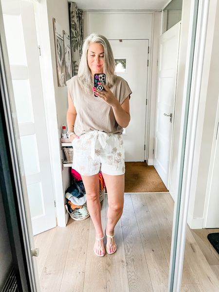 Outfits of the week 

Wearing a taupe, oversized, sleeveless t-shirt and white linen shorts with palm print (both old H&M but I have linked some similar items)

Ipanema sandals  



#LTKeurope #LTKstyletip #LTKcurves