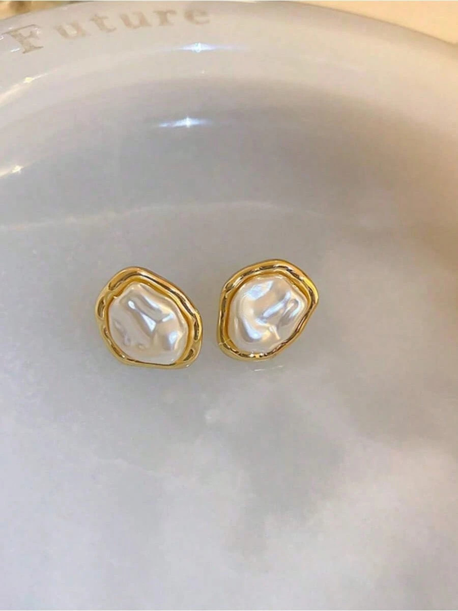 1 Pair Asymmetrical Geometric Shape Pearl Stud Earrings | SHEIN