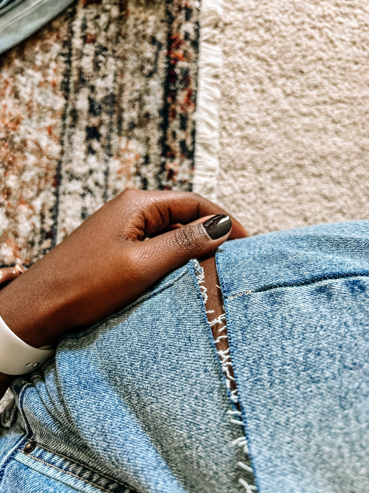 Comfy mom jeans— but with a hip slit. 🤍



#LTKstyletip #LTKunder50