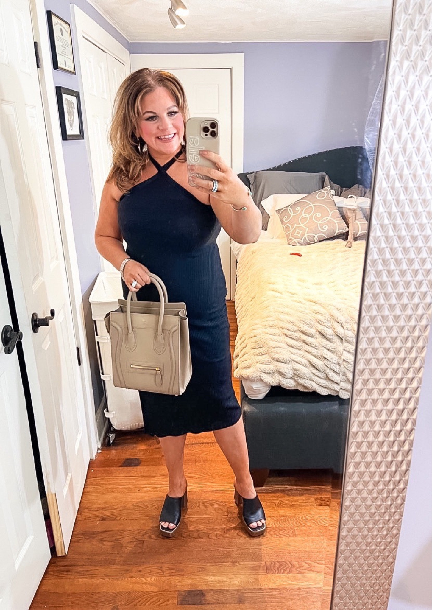 You guys…. Right now, Old Navy is doing 40% off EVERYTHING.  The sale is only today and tomorrow , so act fast!
This dress is FANTASTIC. It comes in black, pink and green. Available in sizes xs-4xl reg/tall/petite. I’m wearing a medium petite here.
It has a built in shelf bra which is super convenient .