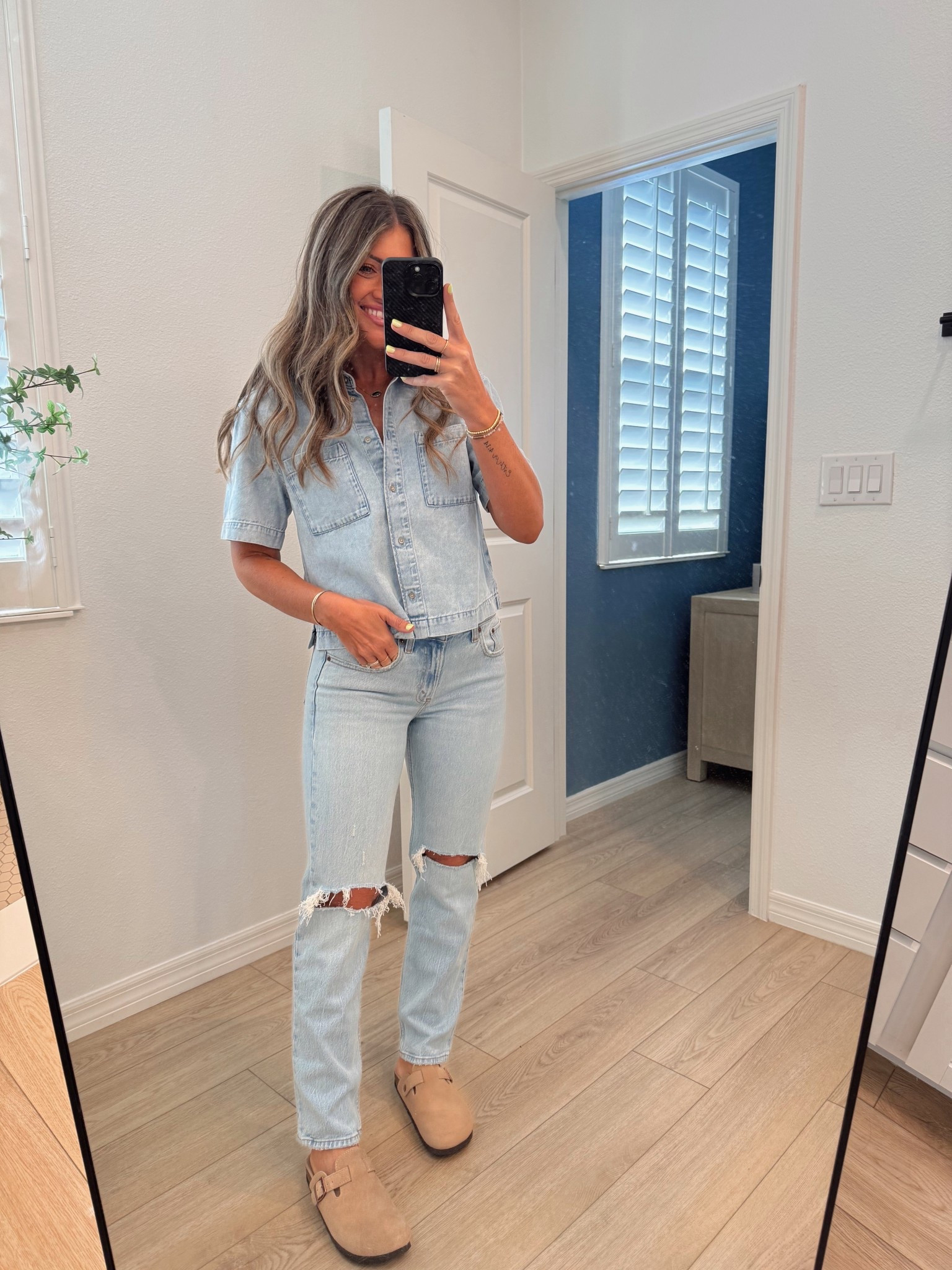 True to size 2/26. Short length. These are amazing for the booty!!! Code DENIMAF for discount!!!

My top is gap but sold out :( I linked similar! 


Fall transition
Fall outfit idea
Casual outfits
Denim on denim
