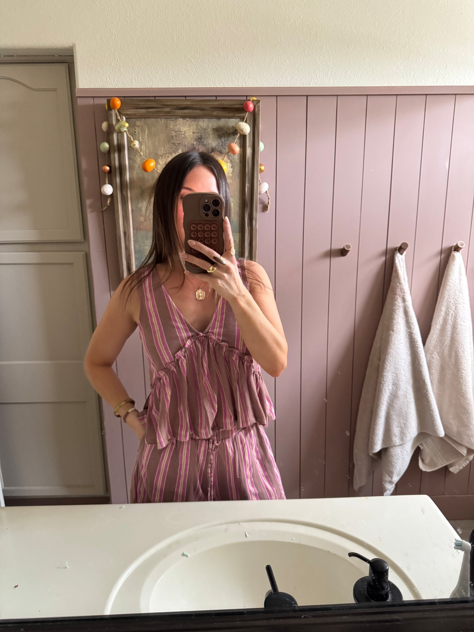 Dirty bathroom mirror selfie 🪞 // obsessed with this comfy set! Both on sale! 


#LTKSaleAlert #LTKFindsUnder50 #LTKSeasonal