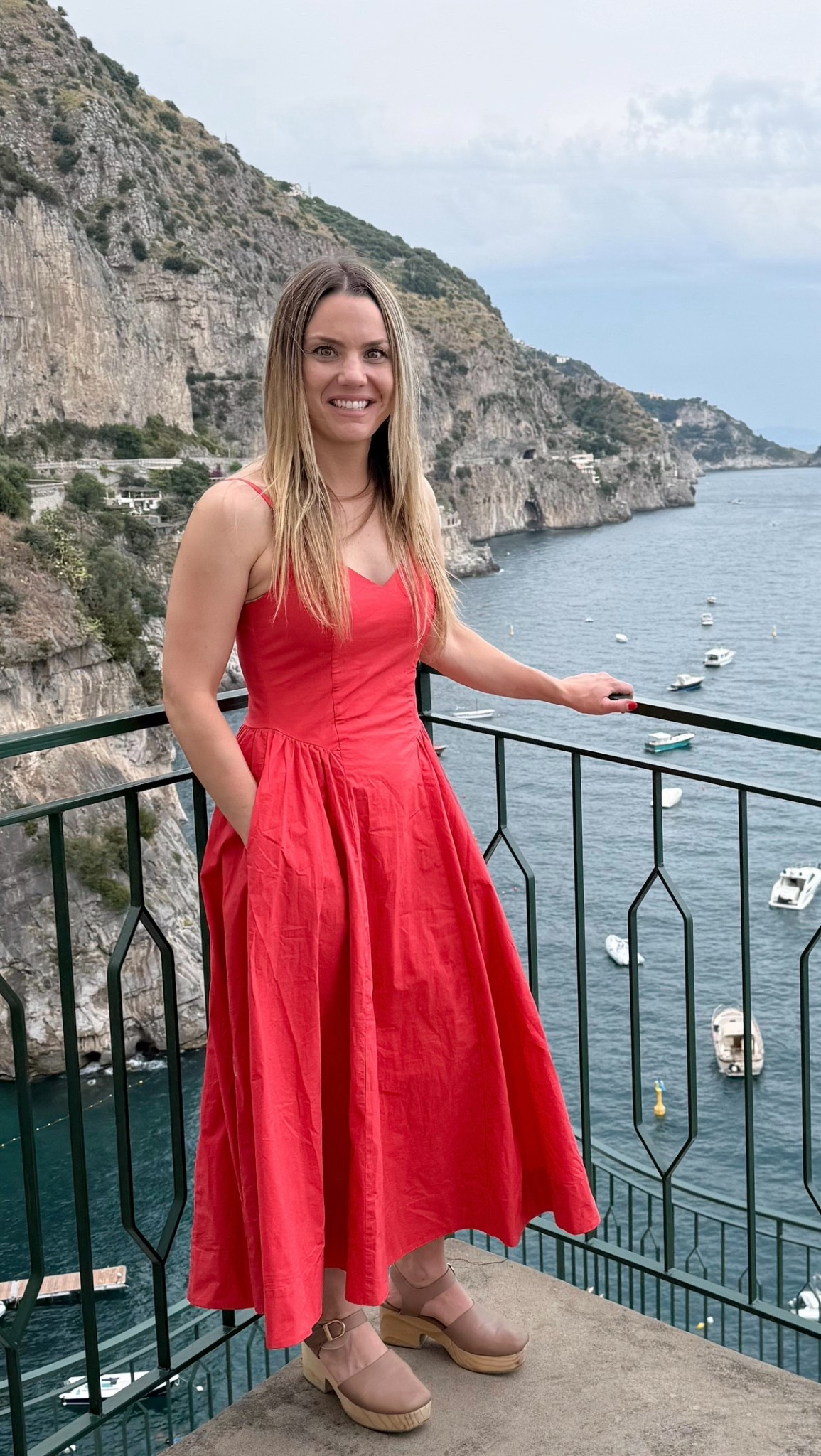 I sized down 2 sizes in this (I usually wear a 4, but I’m wearing a 0). Love the pockets!!!