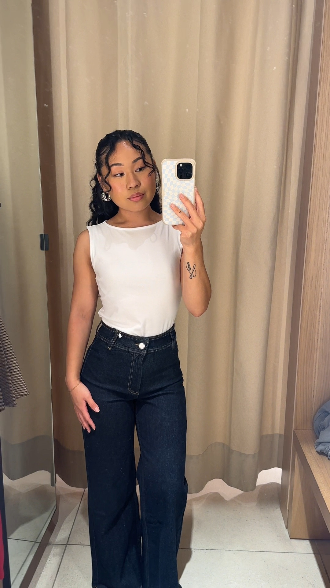 Found the perfect jeans as a petite girly with some curves (I’m 5’1”) 🤭 the dark denim is perfect for fall 🍂#LTKVideo#LTKStyleTip

#LTKSeasonal