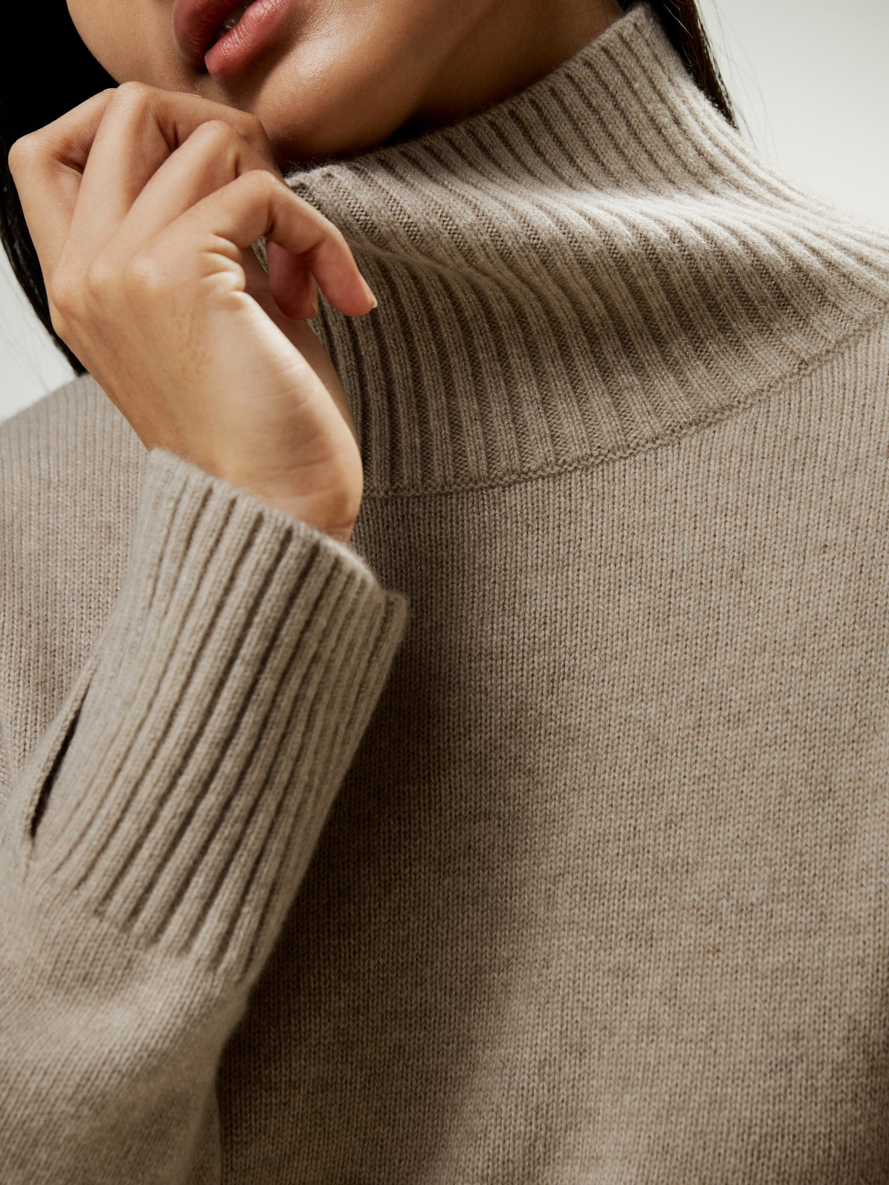 Turtleneck Relaxed-Fit Cashmere Sweater | LilySilk
