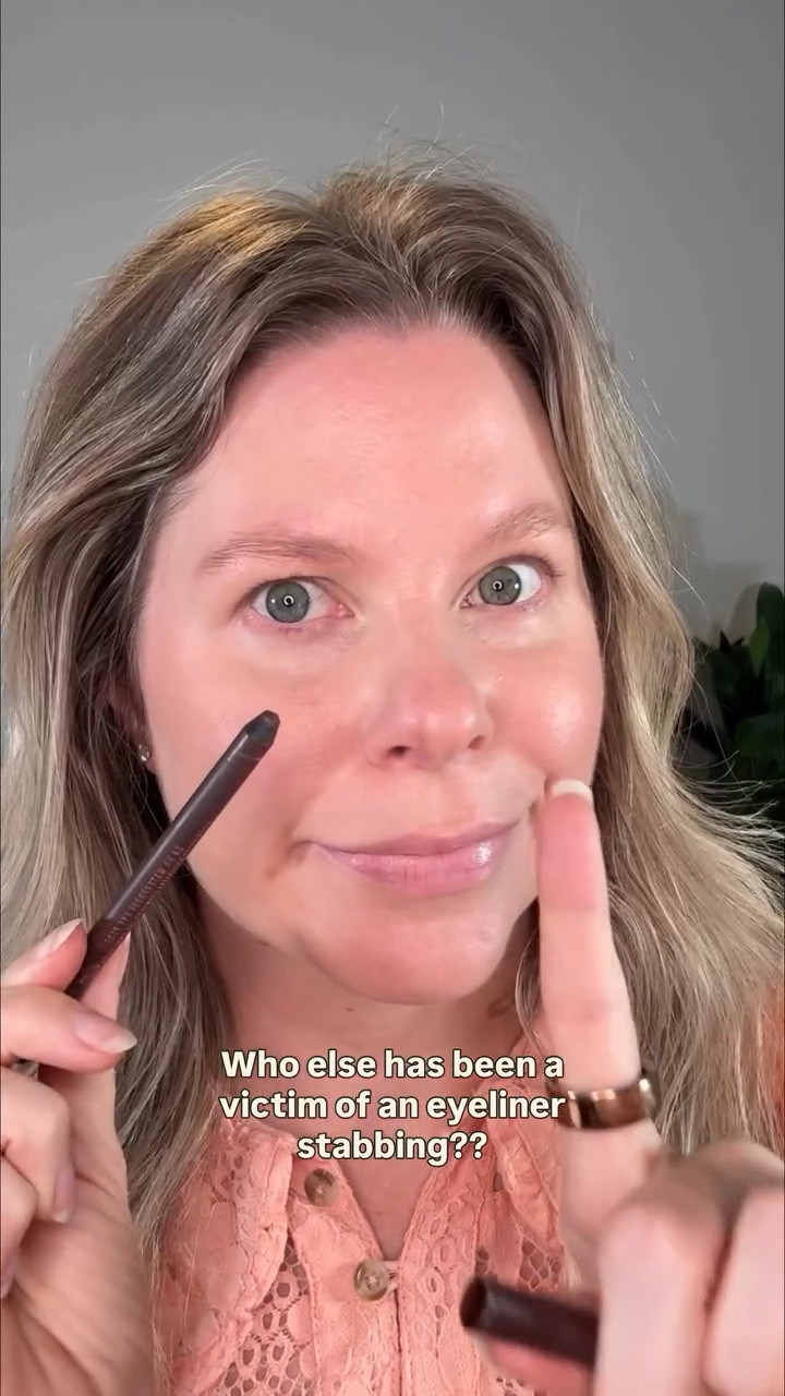 Just a friendly reminder that our eyelids need loving too! So, the next time you apply a pencil eyeliner, make sure it is sharpened! Same goes for our lip liners 😘 Hit follow for more everyday makeup for us gals 40+

#easymakeuptips #makeupformaturewomen #makeupforbeginners