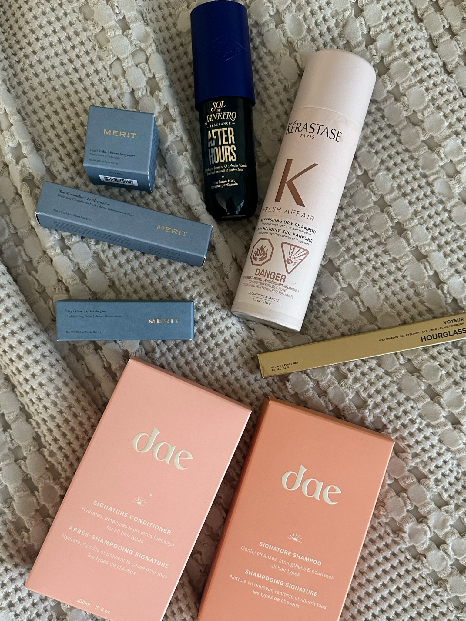 BLUSH: Beverly Hills
Eyeliner: Chestnut
Concealer: Linen
Glowy Balm: Champagne