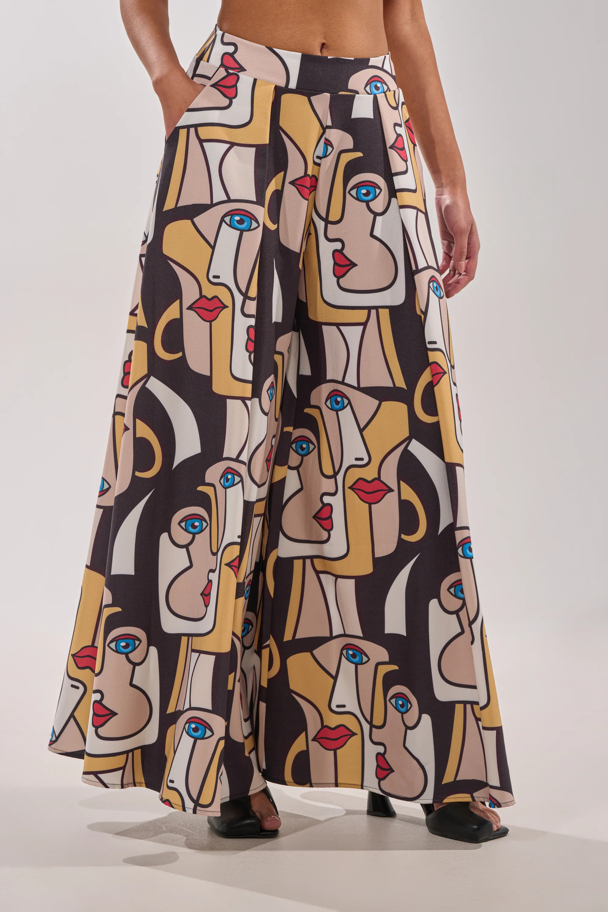 AKIRA Faces Everywhere Trouser Pants | Size Medium | AKIRA