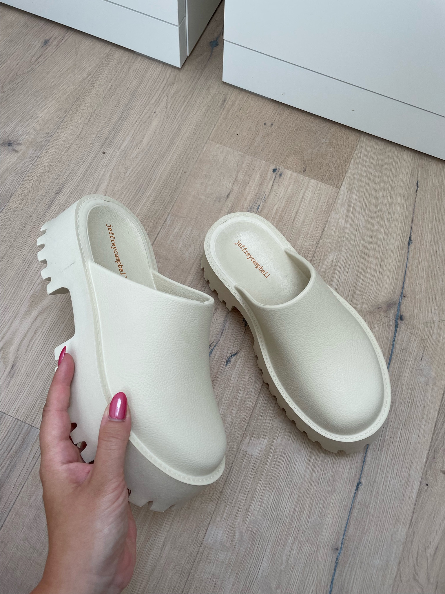 New Clogs in the house 🏠 


#LTKSeasonal #LTKFind #LTKshoecrush