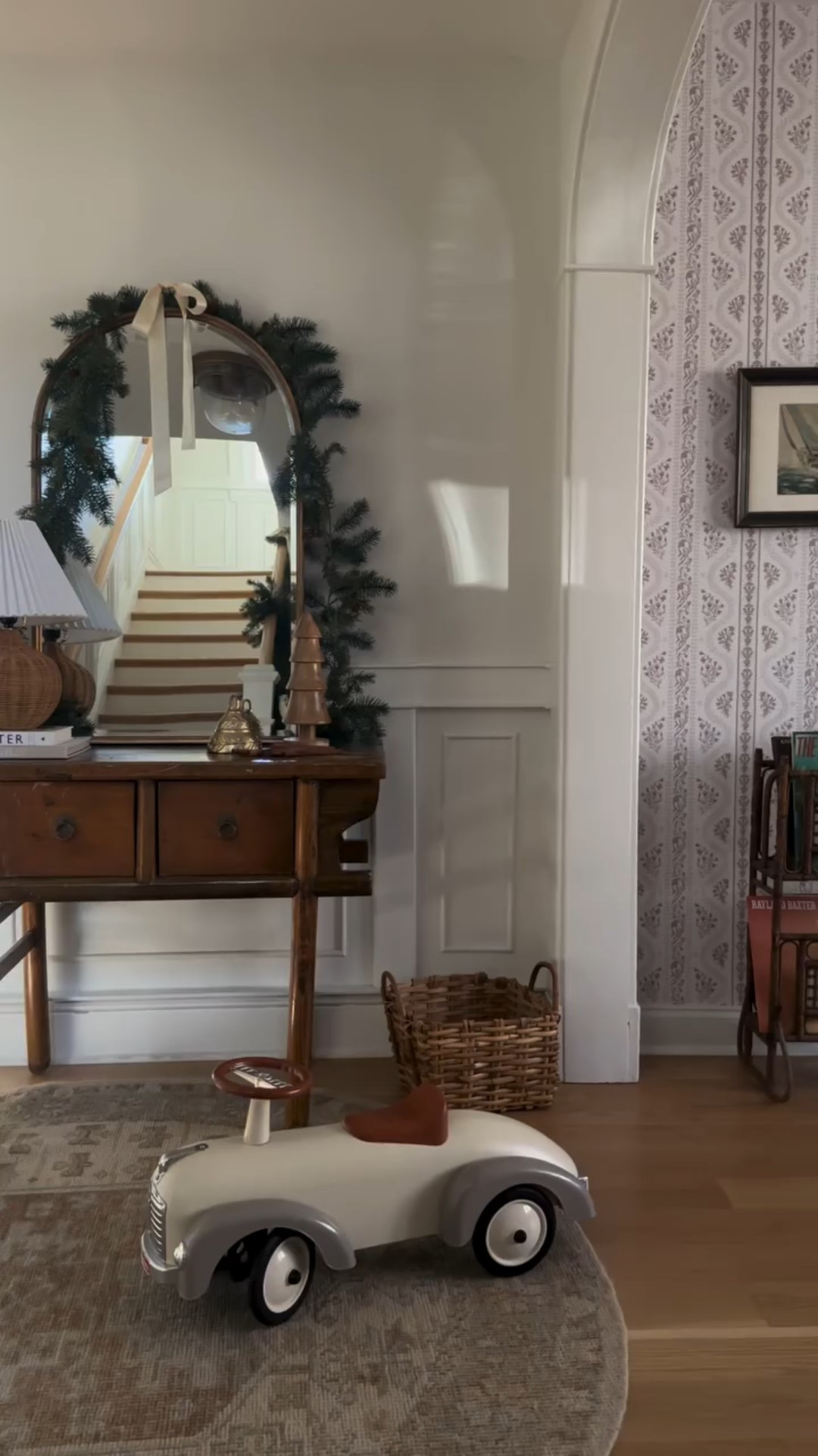 The halls are decked 🤍 

Comment SHOP below to receive a DM with the link to this post on my LTK ⬇ https://liketk.it/5DS0U

 #coastalchristmas #classichomedecor #nancymeyerschristmas #cozychristmas #holidayhome