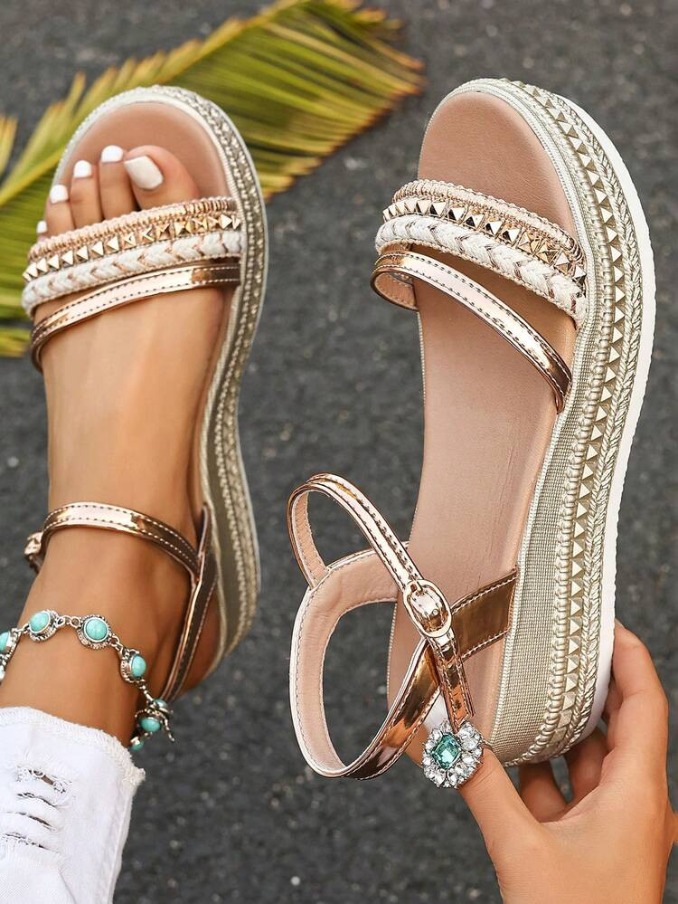 Sommerliche Keilsandaletten mit dickem Absatz, Stoff-Nieten-Dekor, Boho-Stil offene Zehenriemensa... | SHEIN