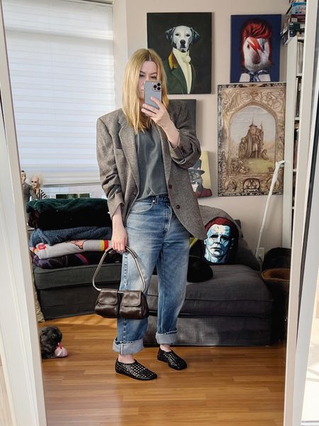 Some summer outfit inspiration for myself. A cropped sweatshirt, vintage oversized jeans, and a bold shoulder blazer.
Jeans, blazer, and bag vintage.
•
#springlook  #torontostylist #StyleOver40  #fashionstylist #FashionOver40  #MumStyle #genX #genXStyle #shopSecondhand #genXInfluencer #genXblogger #Over40Style #40PlusStyle #Stylish40


#LTKfindsunder100 #LTKover40 #LTKstyletip