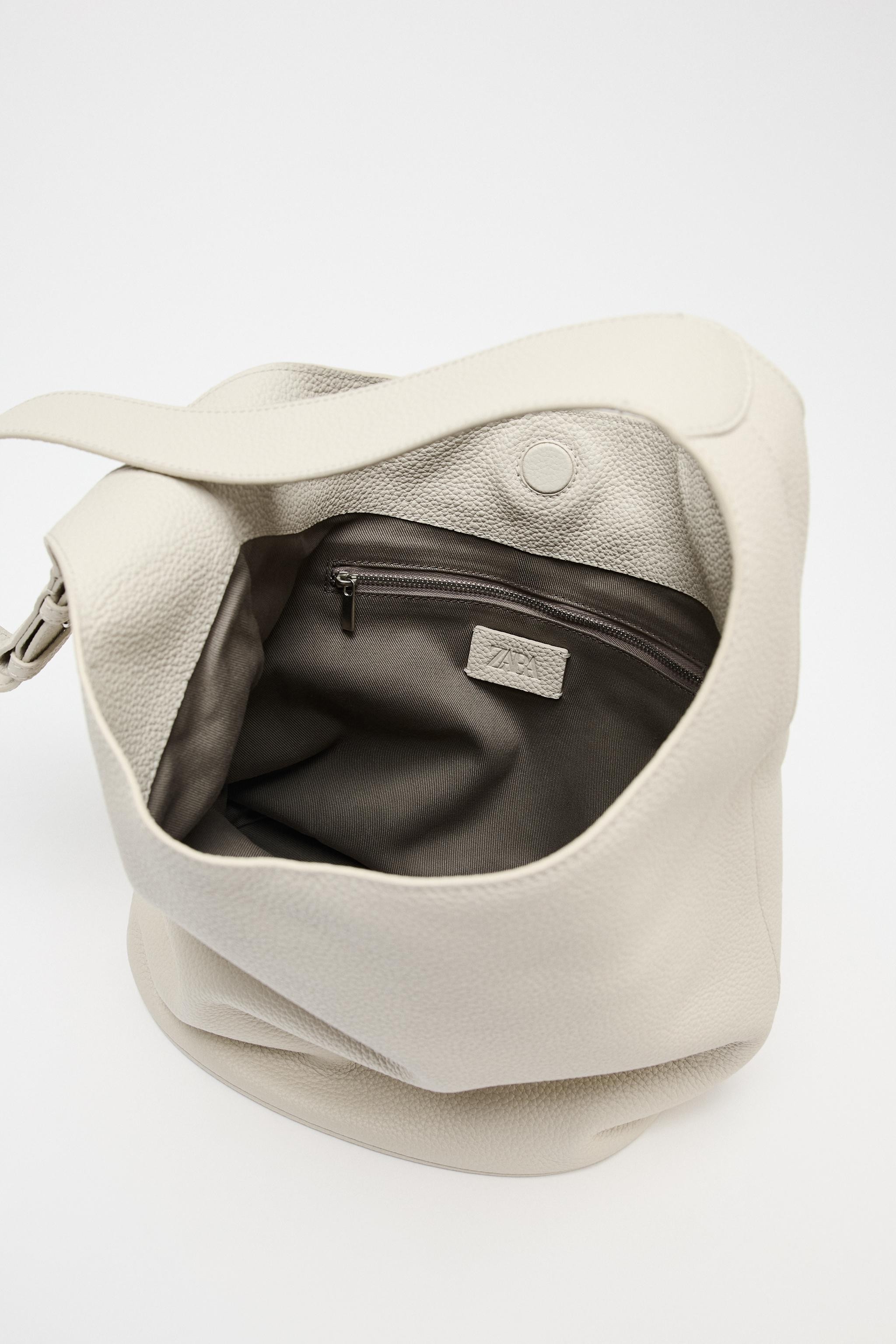 Borsa a secchiello in pelle. Effetto granulato. Tracolla regolabile con funzione a bandoliera. Ta... | Zara IT