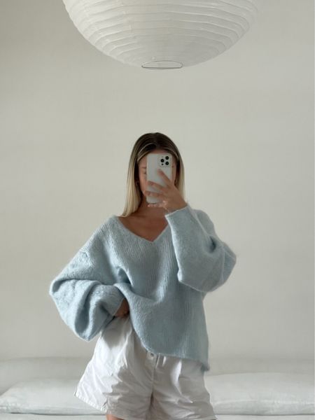 exact sweater is linked, wearing a size medium for an oversized fit! 