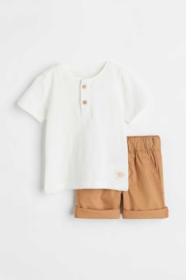 Set mit einem Kurzarmshirt aus Baumwolljersey und Shorts aus Baumwolltwill. Shirt mit Rundausschn... | H&M (DE, AT, CH, NL, FI)