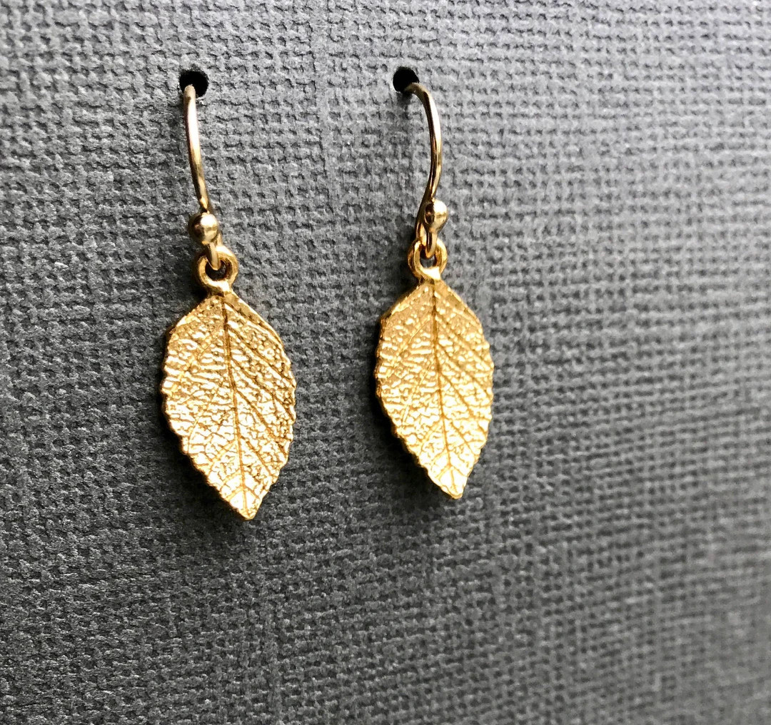 Gold Leaf Earrings Tiny Leaf Earrings in Gold Minimalist - Etsy | Etsy (US)